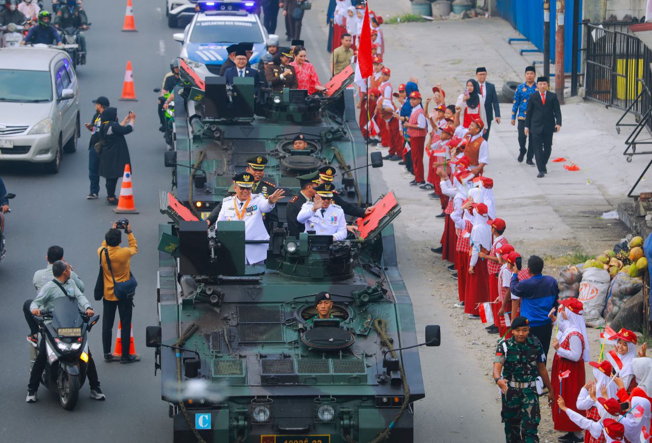 Benyamin-Pilar Naik Tank Jelang Upacara HUT RI ke-79