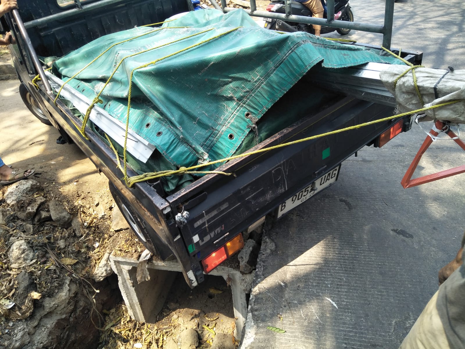 Pengerjaan Drainase Jalan Pajajaran Pamulang Tangsel Dikeluhkan Warga