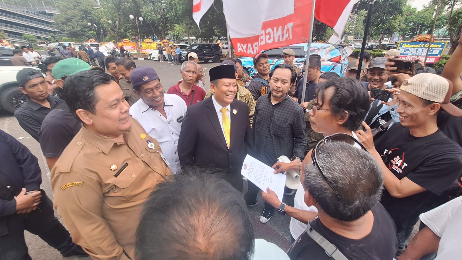 Usai Dilantik, Ketua DPRD Kota Tangerang Temui Massa Pendemo