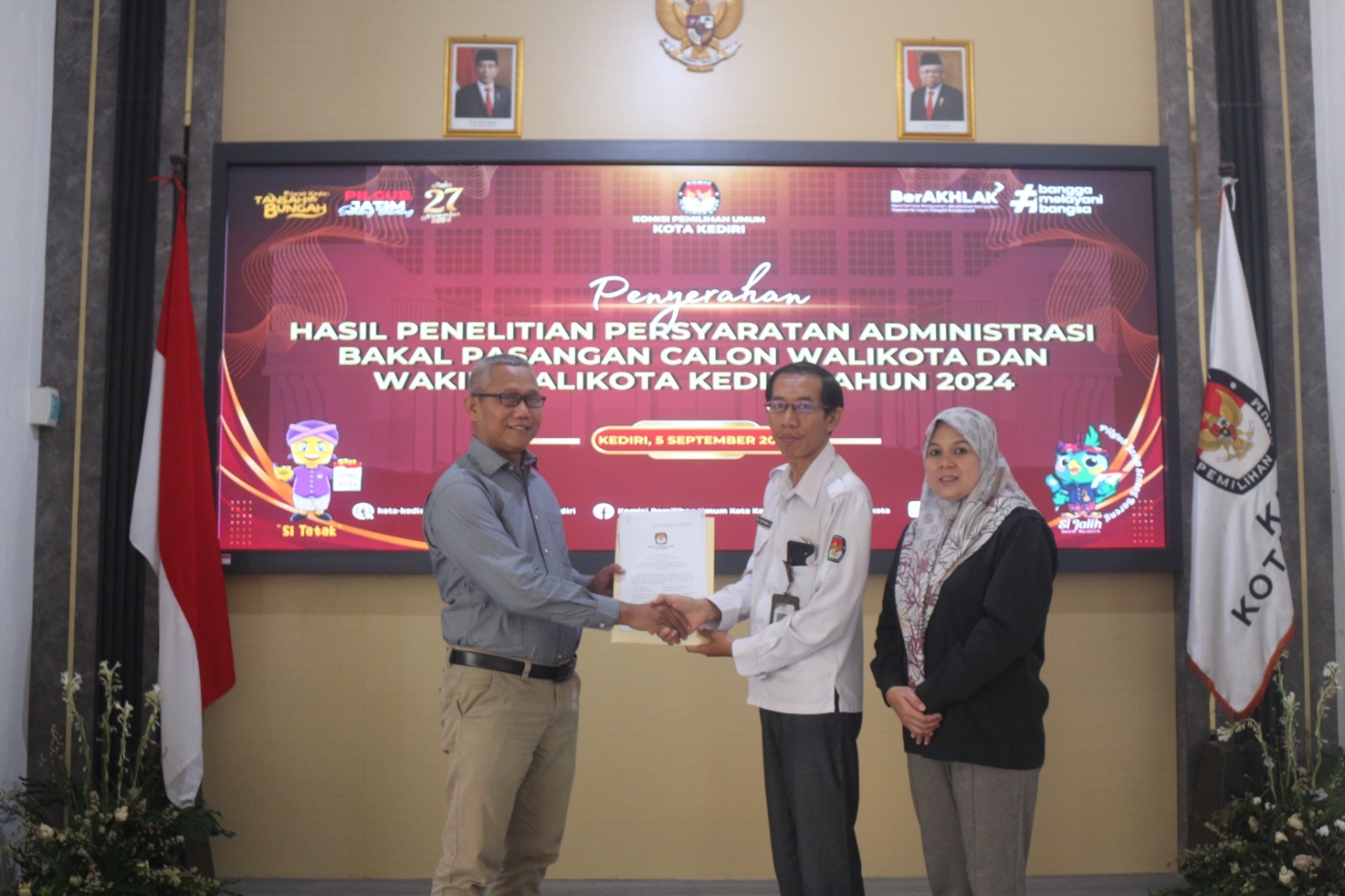 KPU Kota Kediri Serahkan Berita Acara Administrasi Paslon Walikota dan Wakil Walikota