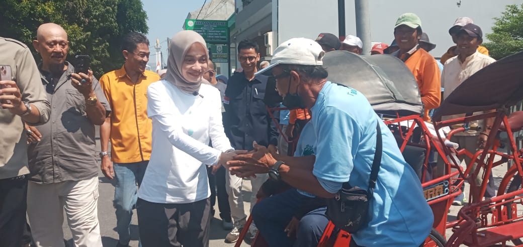 Vinanda-Gus Qowim Banjir  Dukungan  Dari Kalangan Tukang Becak, Ojek dan PKL Stasiun Kediri