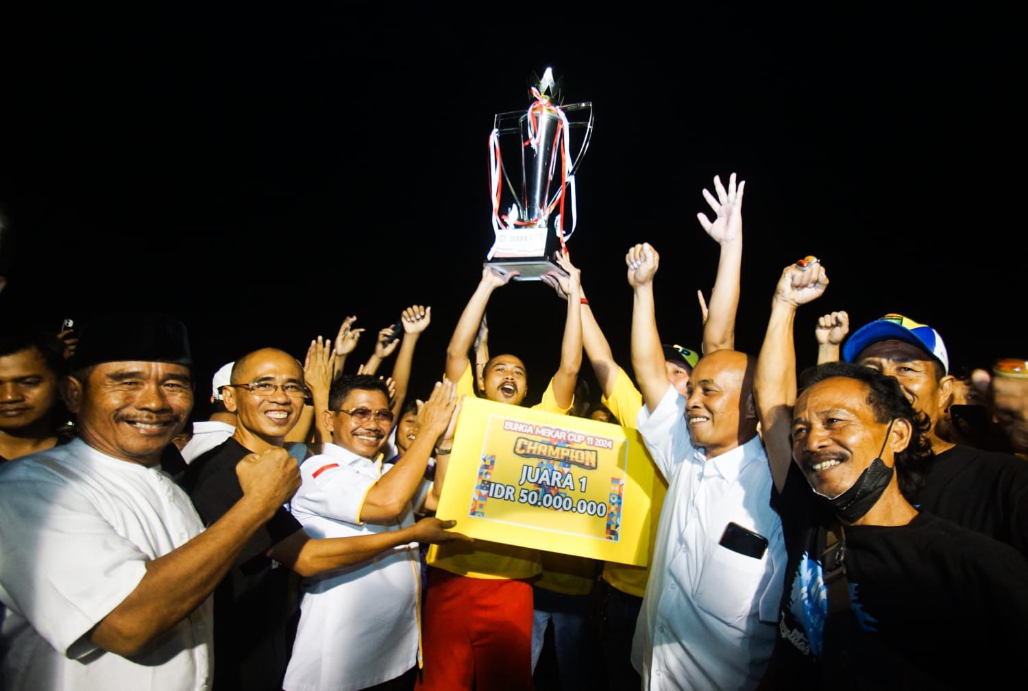 Sachrudin-Maryono Serahkan Piala Pemenang Bunga Mekar Cup