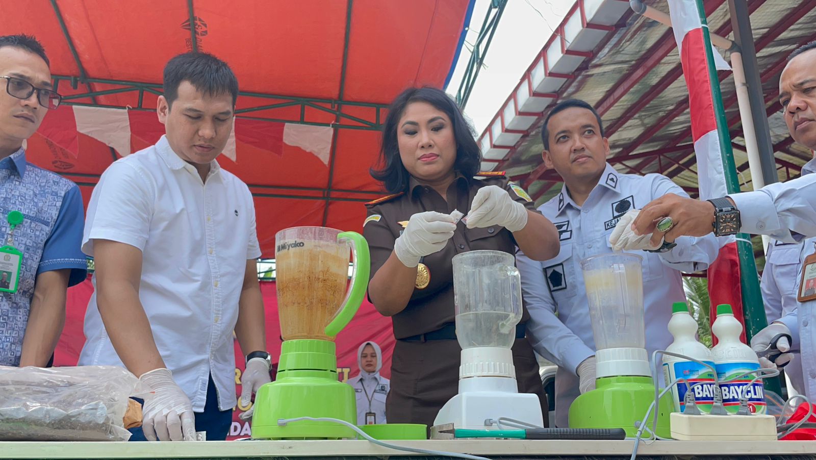 Kejari Tangsel Musnahkan Ribuan Butir Obat Terlarang Dengan Cara Diblender