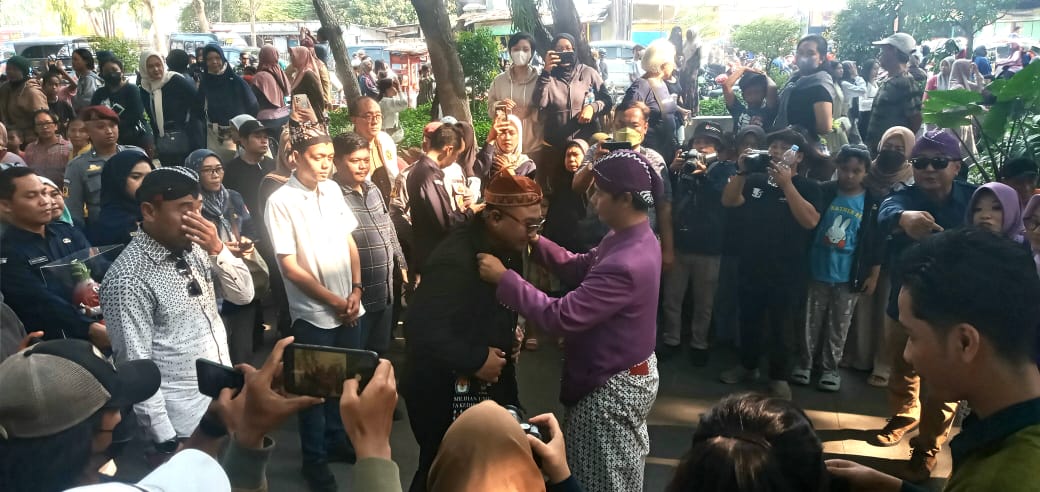 Kirab Maskot Pilkada Kota Kediri Menarik Perhatian Masyarakat