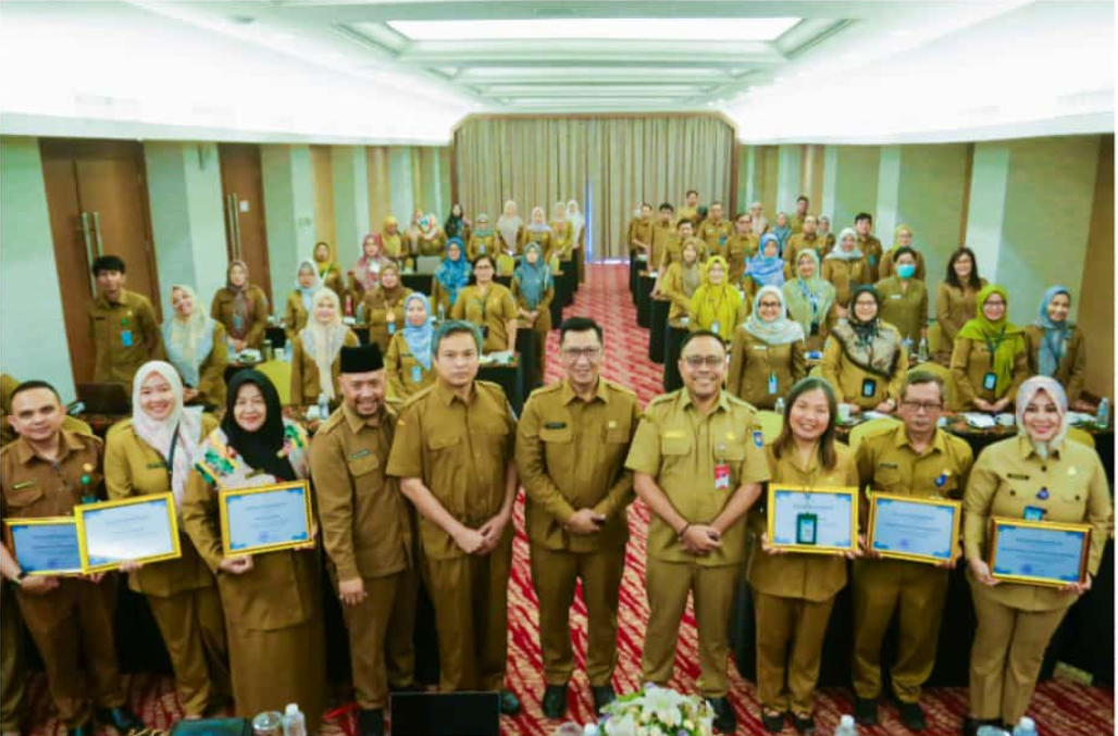 Sekda Tangsel Serahkan Langsung Penghargaan BLUD Bidang Kesehatan