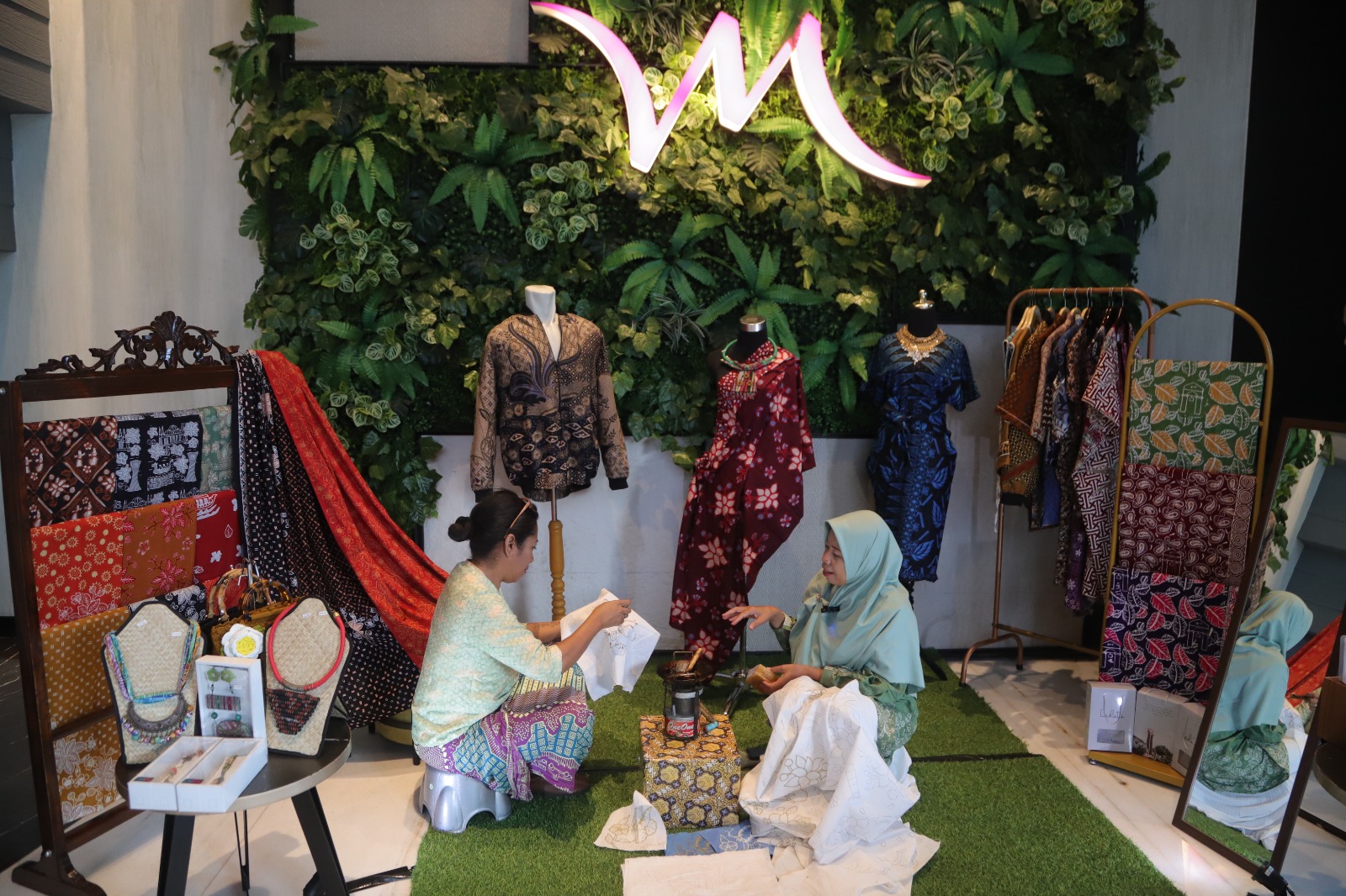 Mercure Tangerang Centre Kota Tangerang Hadirkan Live Batik