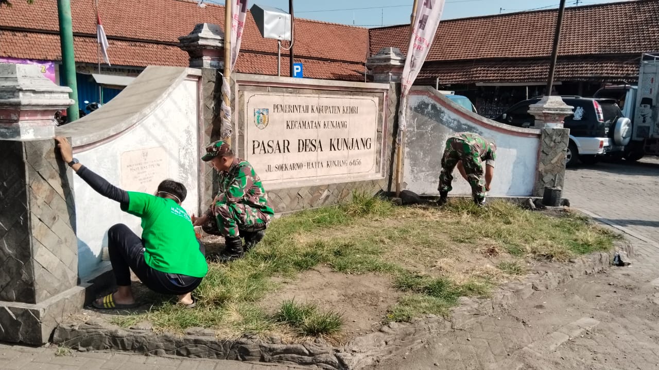 TNI dan Masyarakat Sinergi Percantik Pasar Kunjang Kabupaten Kediri