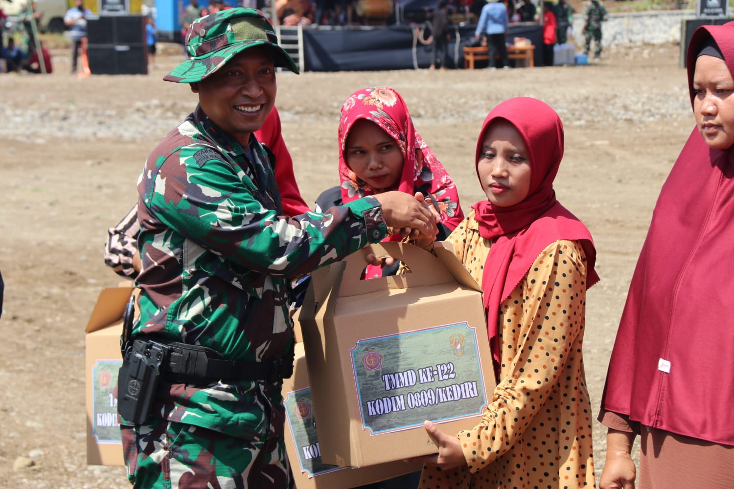 Dansatgas TMMD ke 122 Kodim 0809/Kediri Salurkan Paket Sembako
