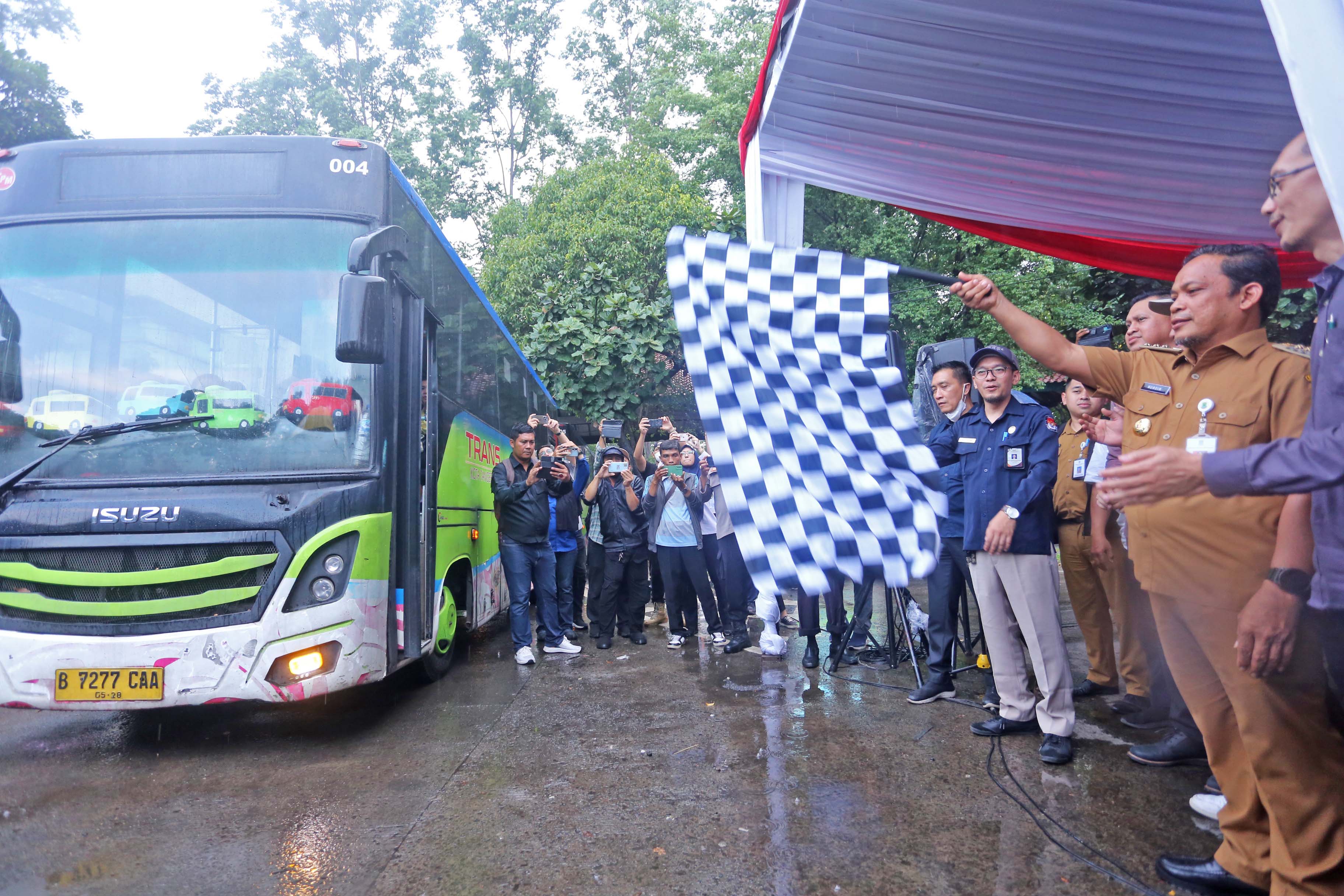 KPU Sosialisasi \"Jangan Lupa Nyoblos\" di Bus Tayo dan Angkot Si Benteng
