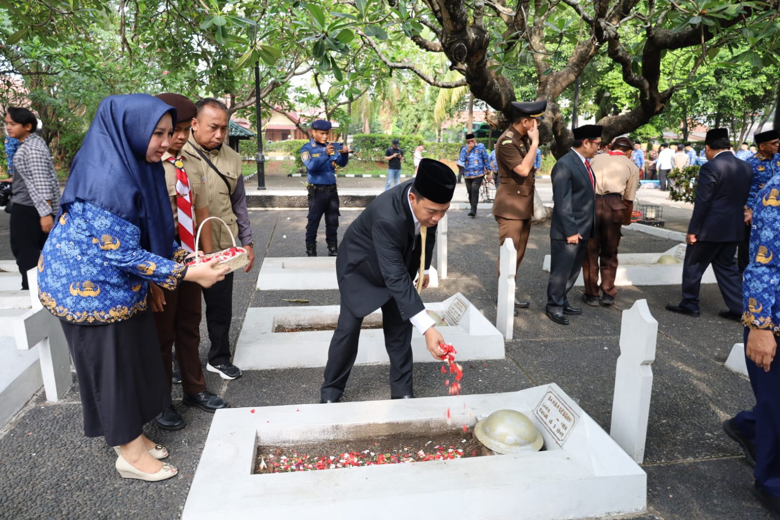 Ketua DPRD Kota Tangerang Tabur Bunga di TMP Taruna, Ini Pesannya