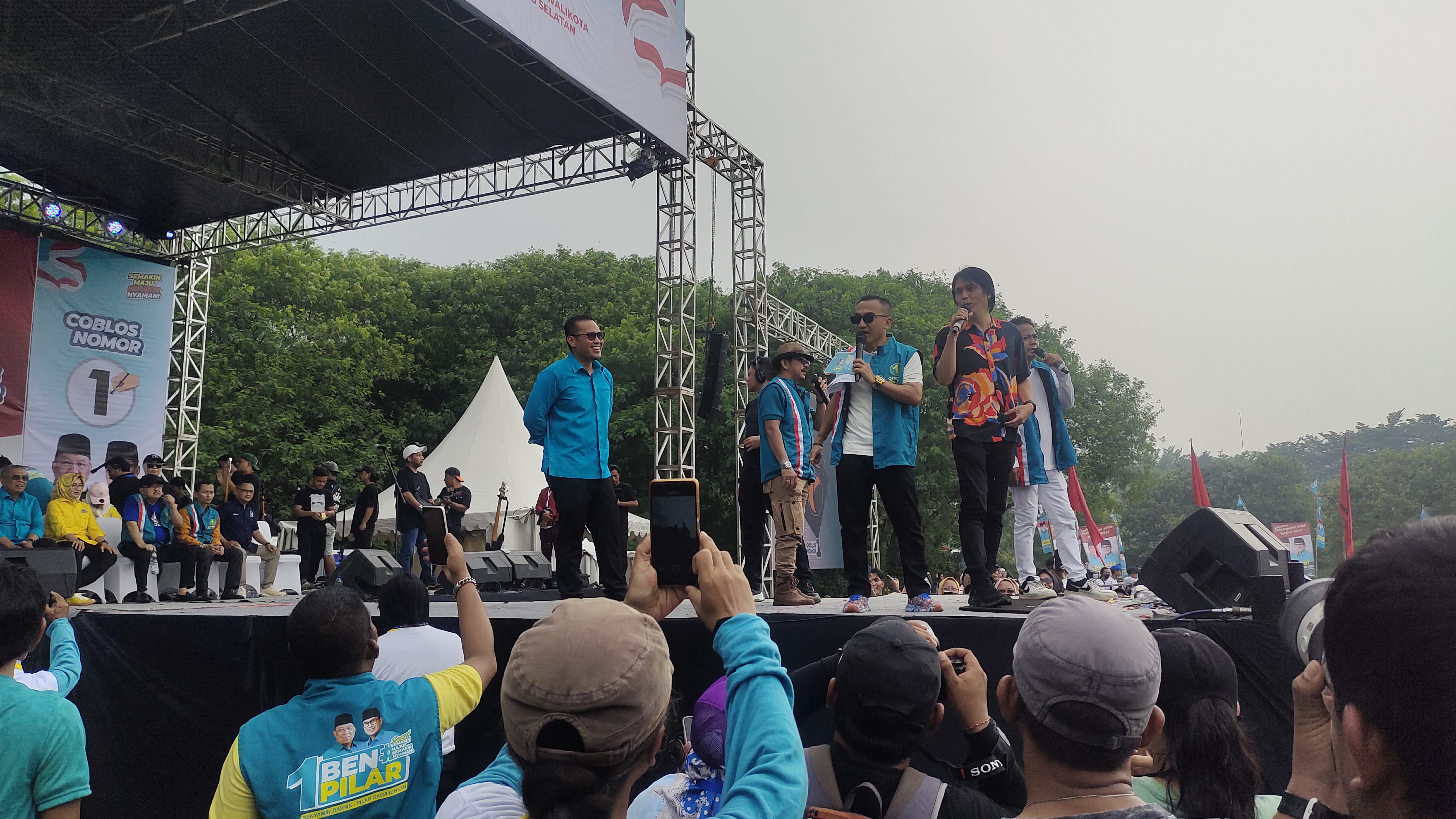 Hujan Lebat tak Buat Surut Massa Kampanye Akbar Benyamin Pilar