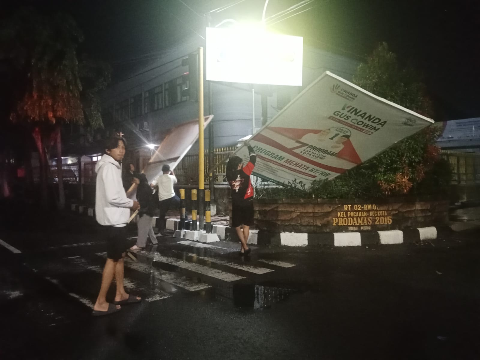 Masuk Masa Tenang, KPU Kota Kediri Bareng Bawaslu Copot APK