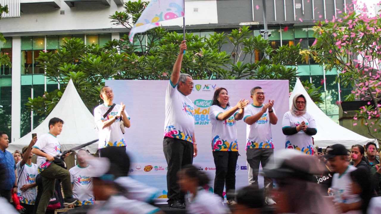 Gerimis Bukan Halangan,  Ribuan Pelari Meriahkan Tangsel Color &amp; Bubble Run 2024