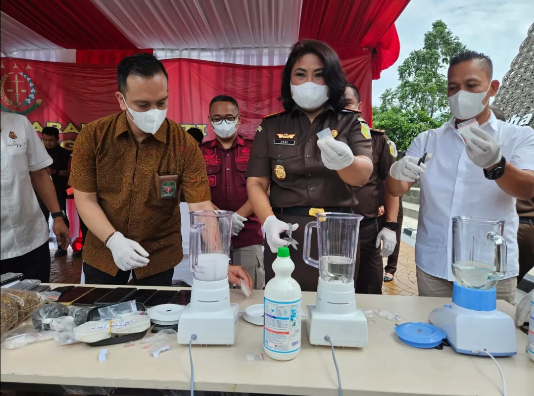 Penghujung Tahun 2024, Kejari Tangsel Musnahkan Barang Bukti 125 Perkara