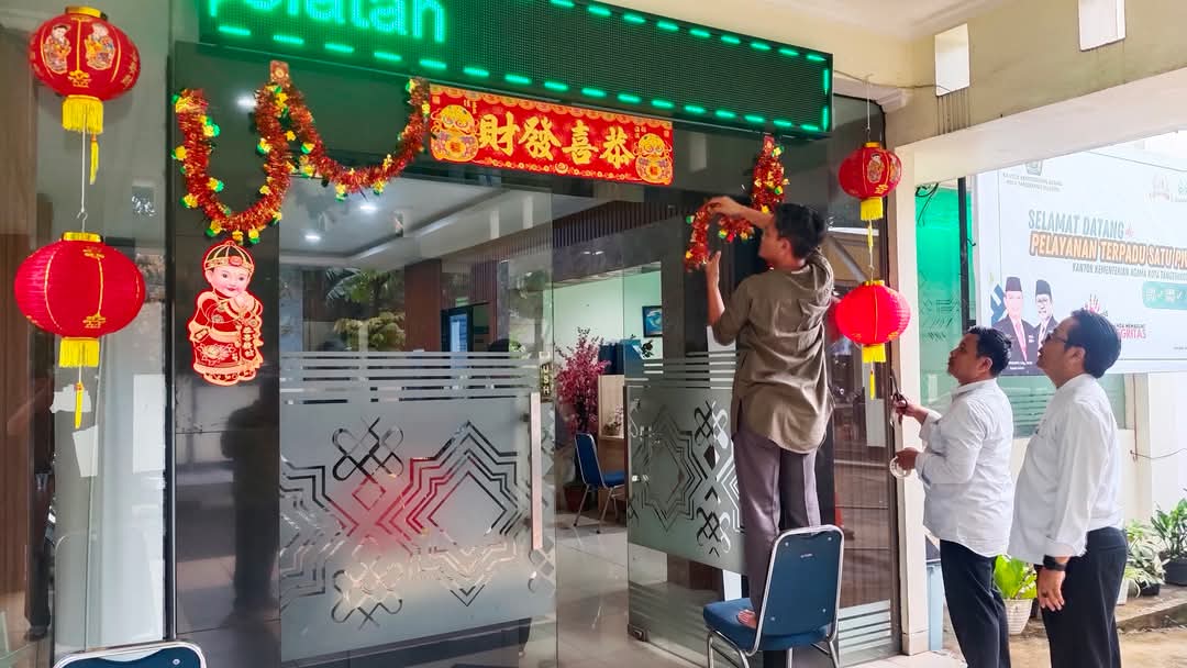Ornamen Imlek Hiasi Kantor Kemenag Tangsel
