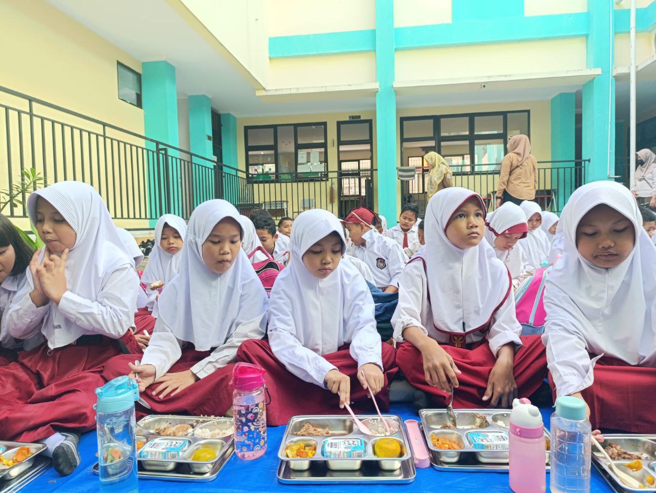 Hari Pertama Makan Bergizi Gratis di Tangsel, Sasar Tujuh Sekolah