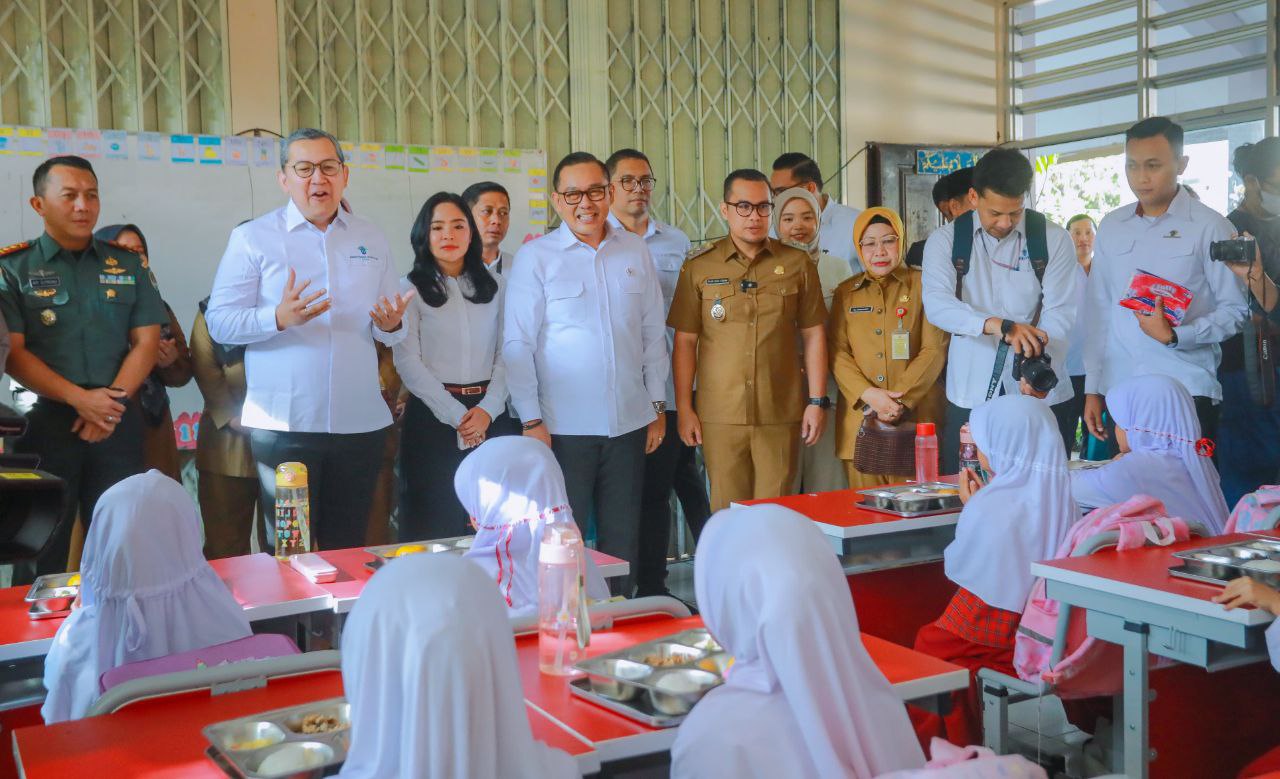 Pilar Dampingi Wamen Investasi dan Hilirisasi Tinjau Pelaksanaan Program MBG di Tangsel