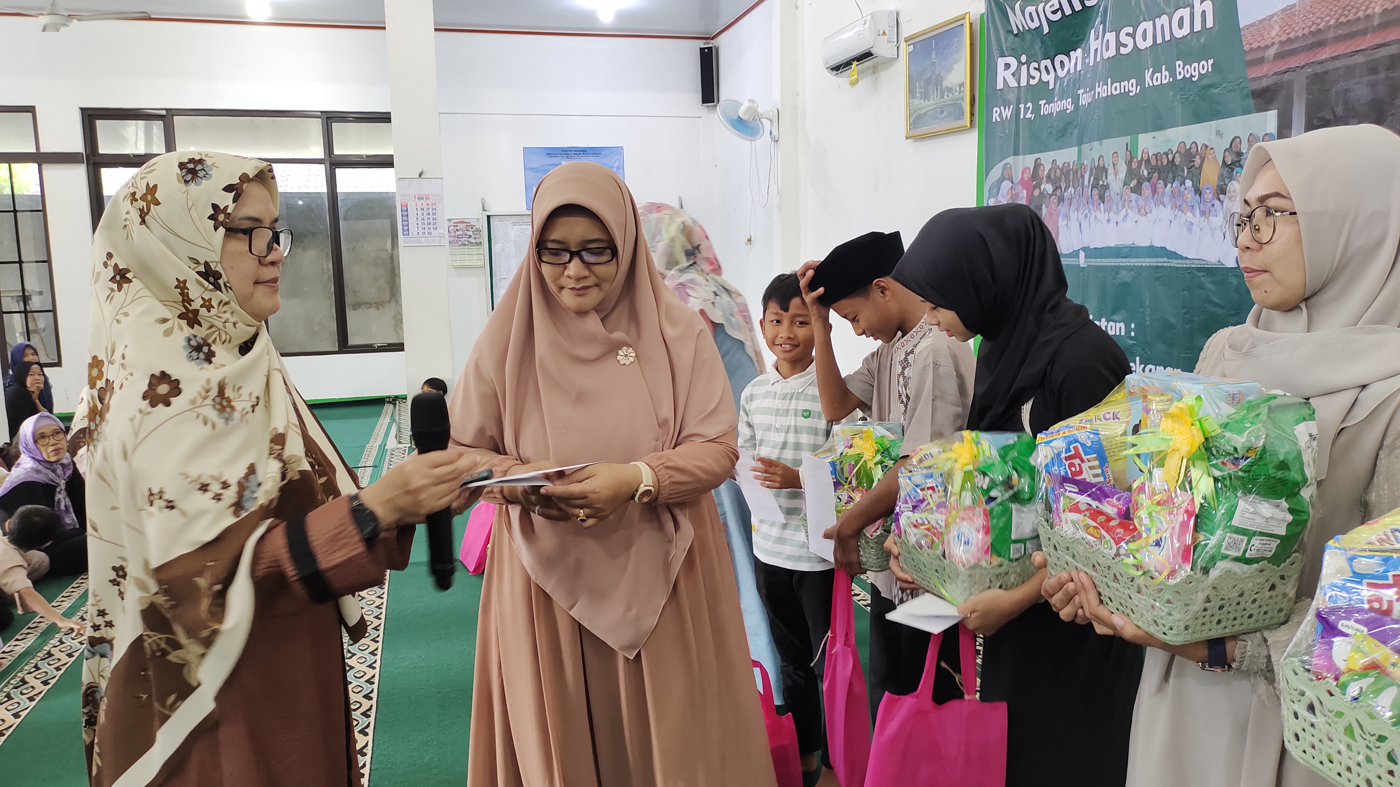 Jadi Agenda Rutin Jelang Ramadan, Majelis Taklim Risqon Hasanah Bogor Santuni Yatim dan Dhuafa