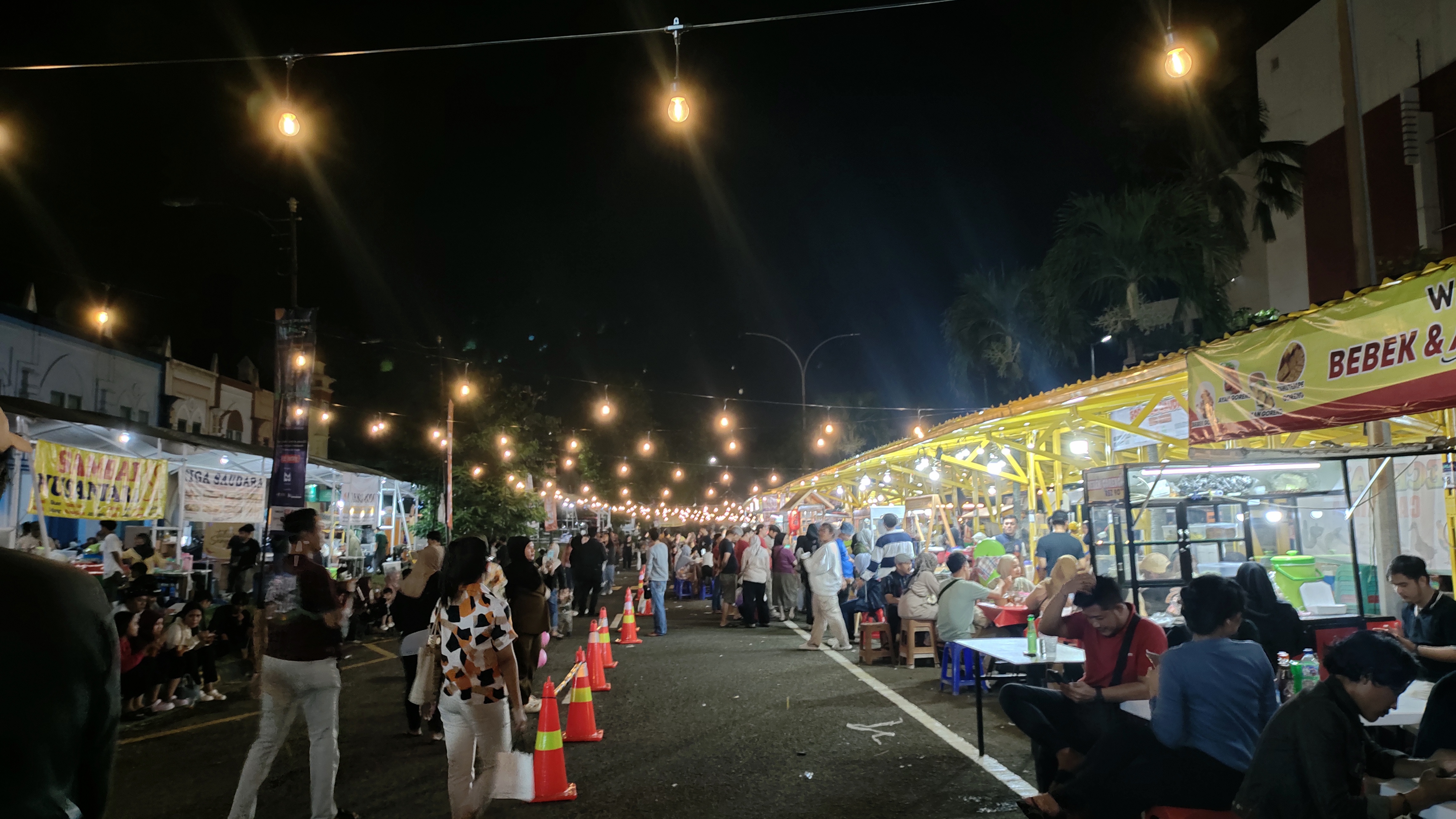 Warga Padati Tangsel Night Market, Sajikan Wahana Kuliner Hingga Permainan Anak