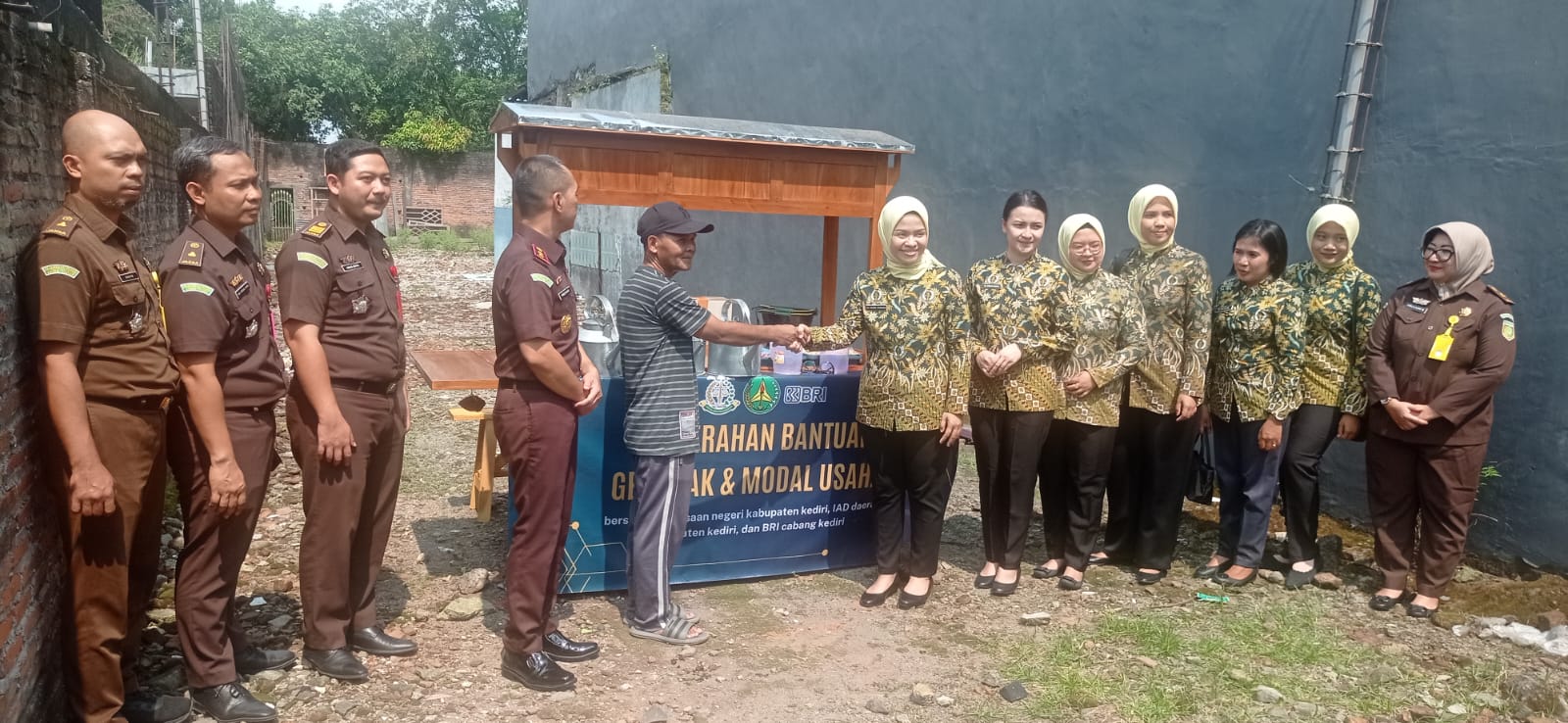 Dibebaskan Kejari Kabupaten Kediri, Pelaku Pencurian Terima Bantuan Gerobak dan Modal Usaha