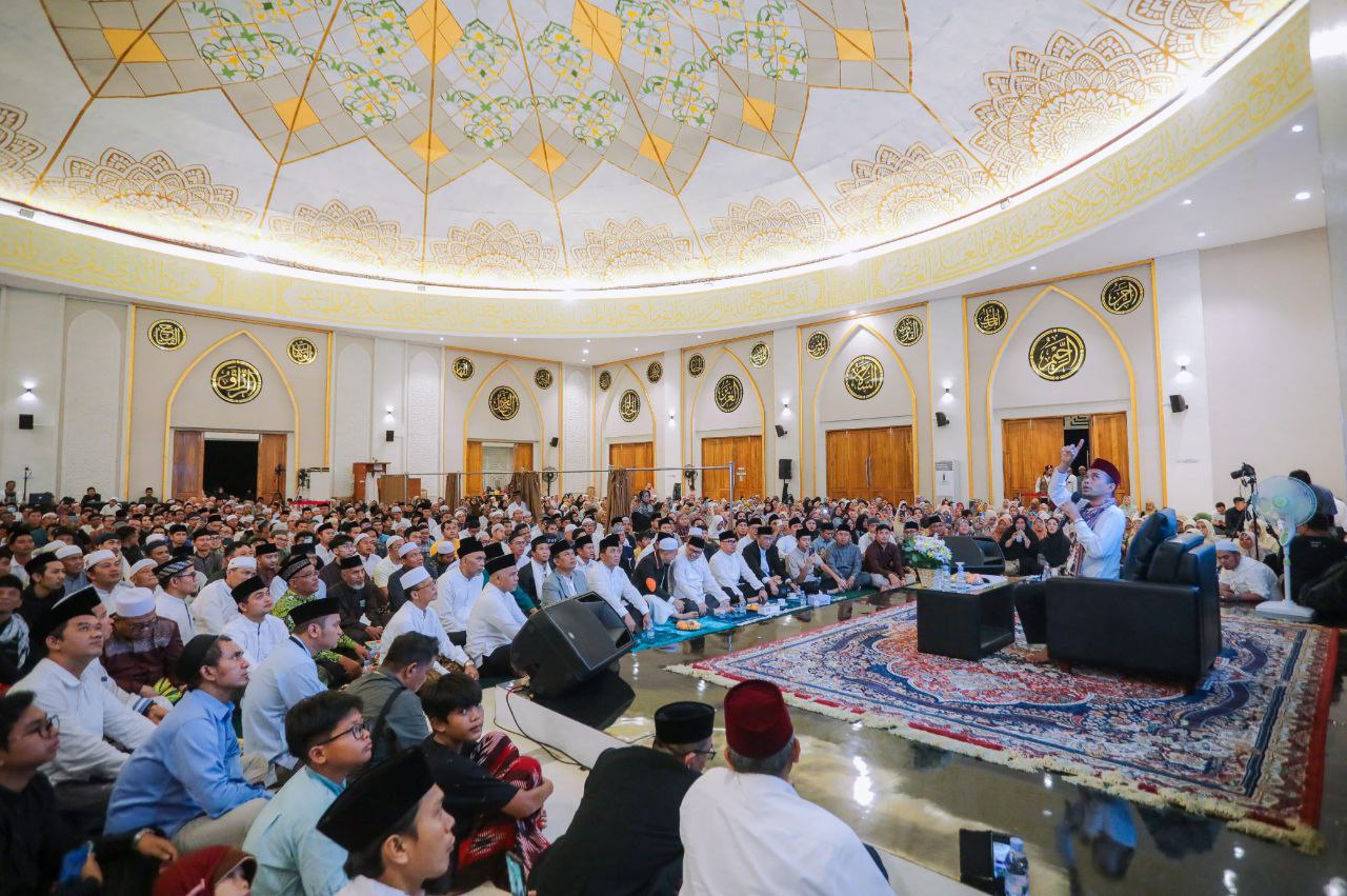 Warga Tangsel Sambut Malam Nuzulul Qur\'an Bersama UAS