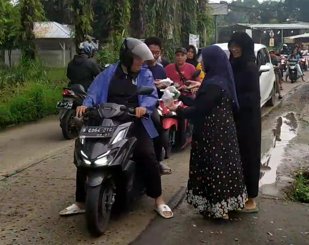 Rela Patungan dari Uang Jajan, Remaja Perumahan BCA Bagikan Ratusan Takjil
