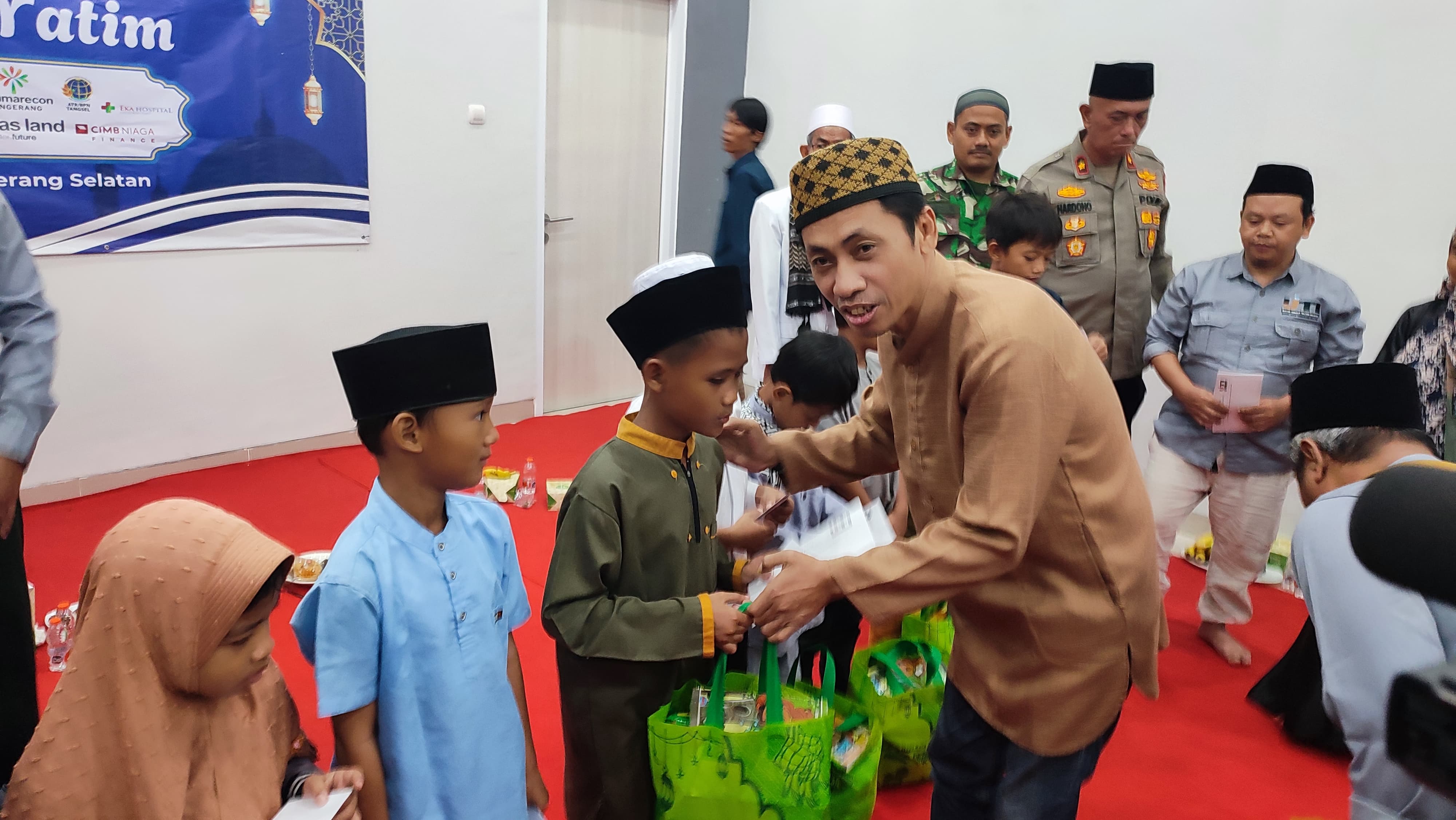PWI dan IJTI Tangsel Kolaborasi Berbagi Kebahagiaan Bareng Yatim Piatu