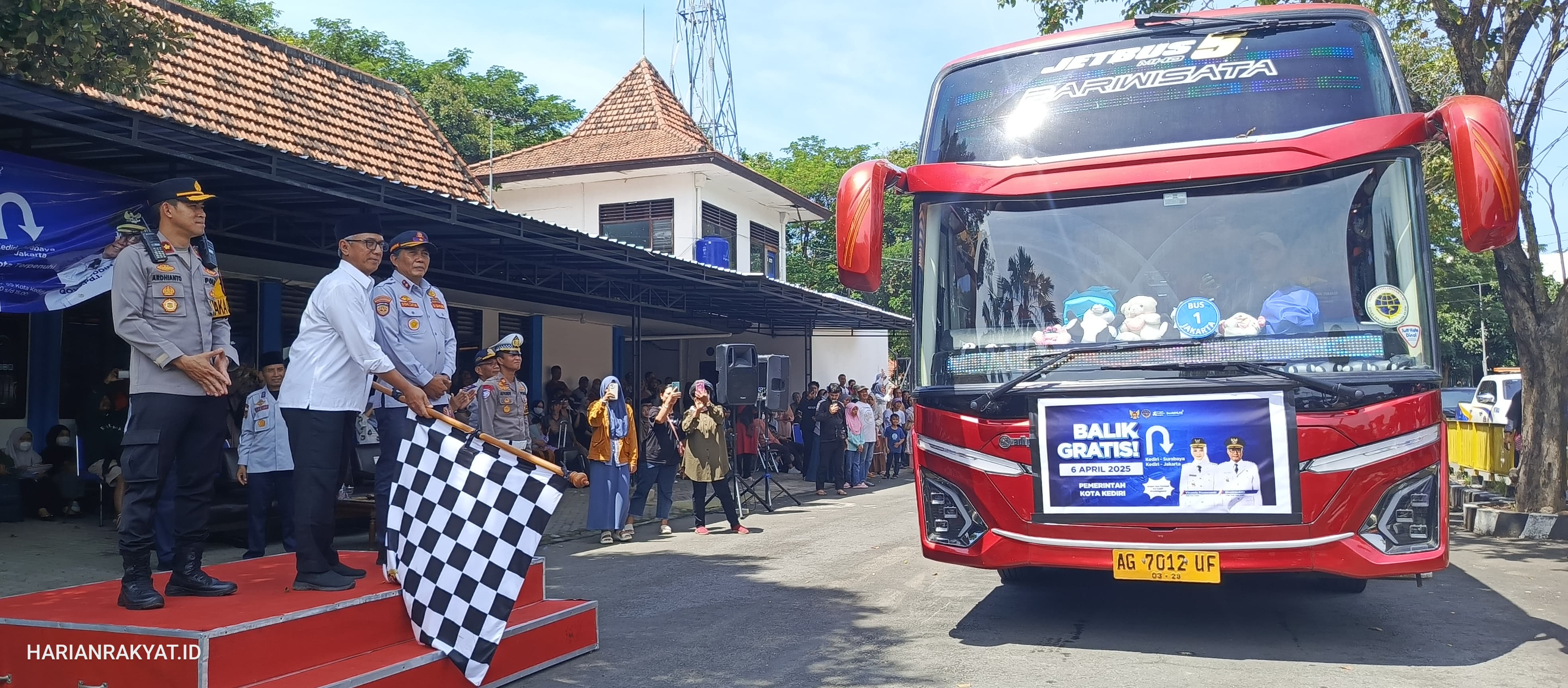 Warga Kediri Dilepas Wakil Walikota Kembali ke Kota, Gunakan Empat Bus Tujuan Jakarta dan Surabaya
