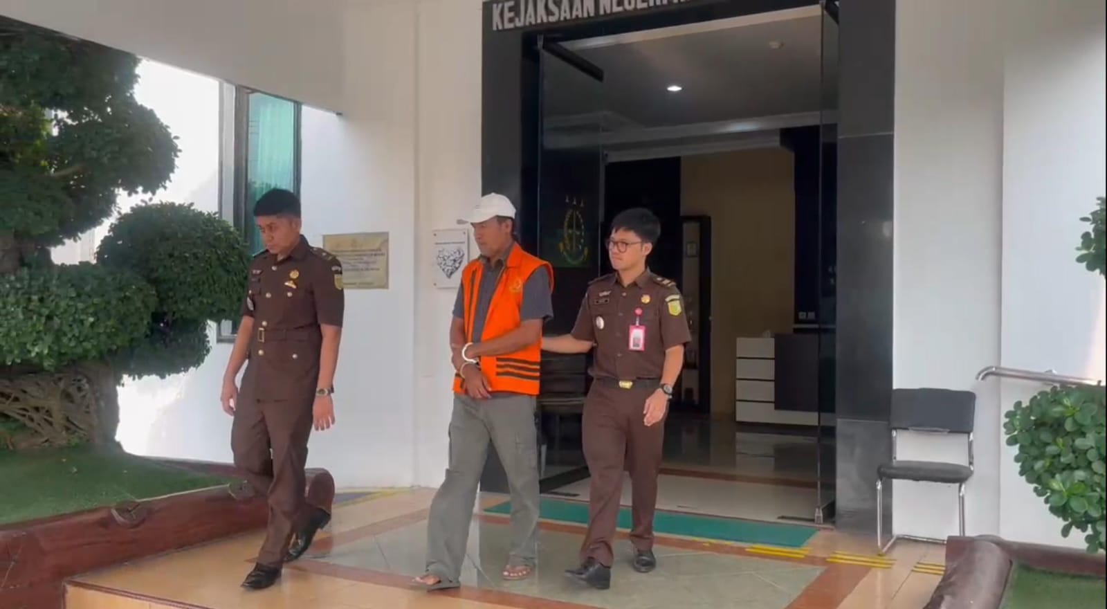 JS Tersangka Perkara Tindak Pidana Korupsi Dana Hibah Langsung Digelandang ke Lapas Kelas IIA Kediri
