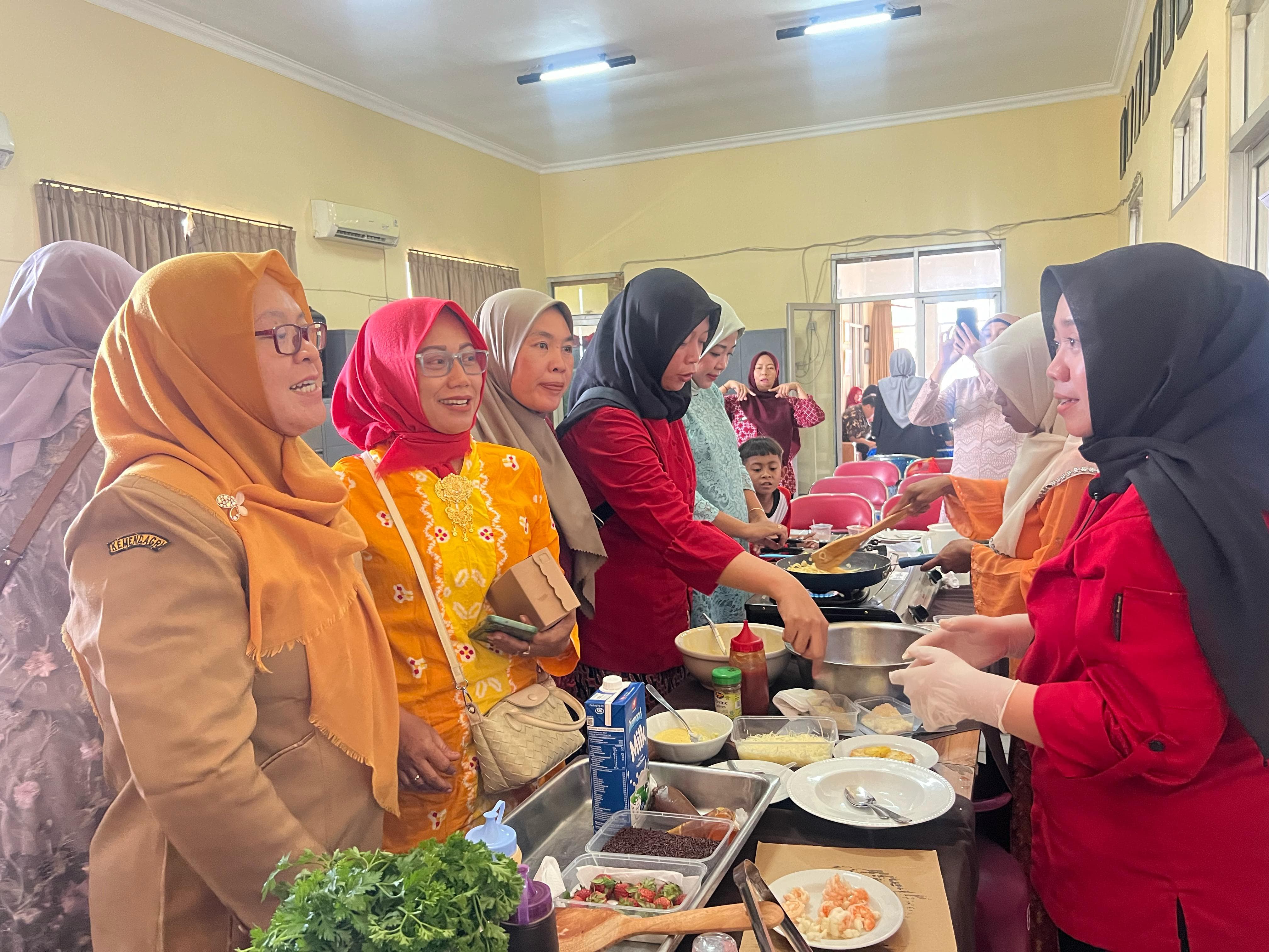 Meriahkan Peringatan Hari Kartini, Hotel Lotus Garden Gelar Cooking Class Bersama PKK Mrican