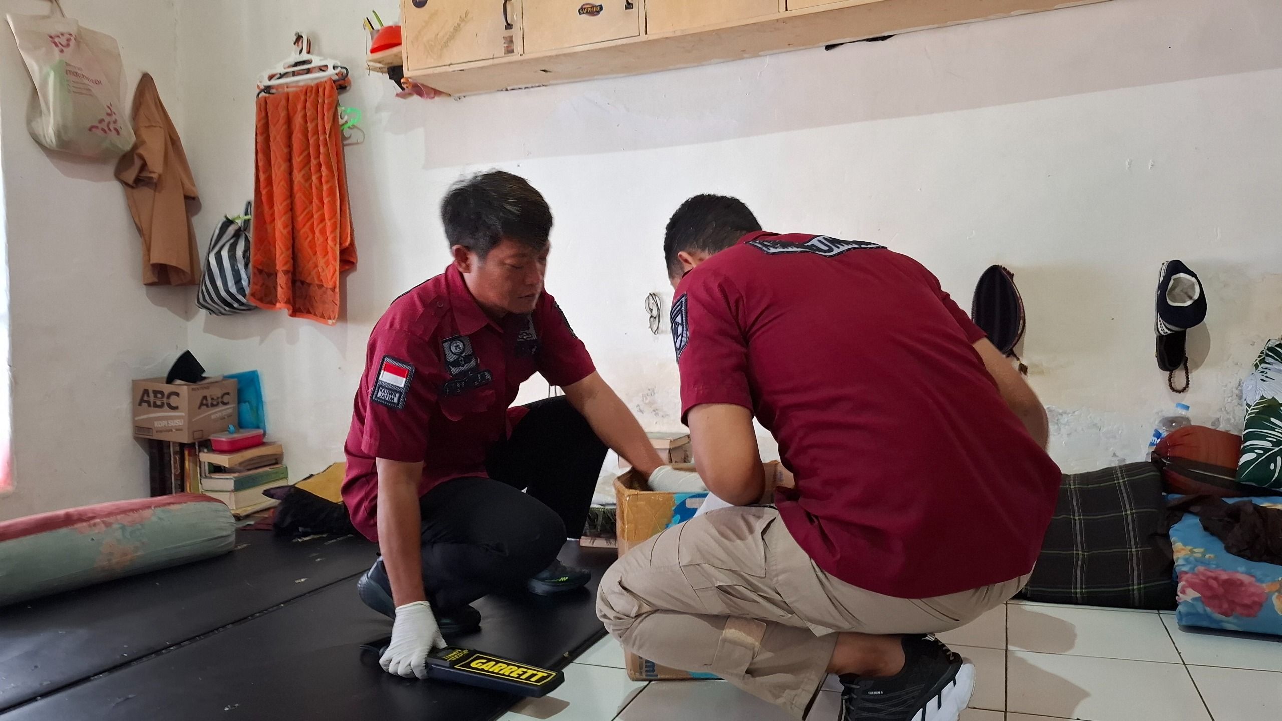 Penghuni Lapas Kelas IIA Kediri Digledah, Petugas Temukan Sajam Rakitan serta Benda Logam Bahaya
