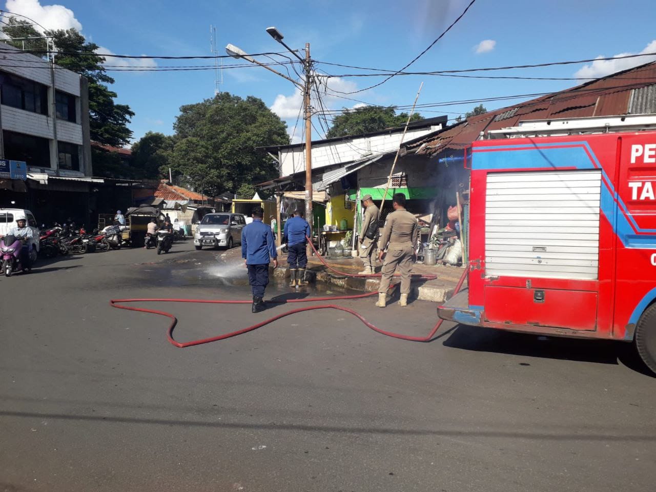 Rampung Tertibkan PKL Pasar Ciputat, Damkar Bersihkan Sisa Material
