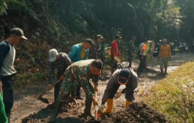 DPMD Kabupaten Bogor Perbaiki Jalan Sepanjang 18 KM, Libatkan TNI Lewat Karya Bakti Â 