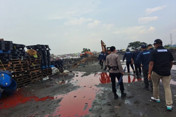 Menteri LH Segel Gudang Limbah Oli di Kabupaten Tangerang