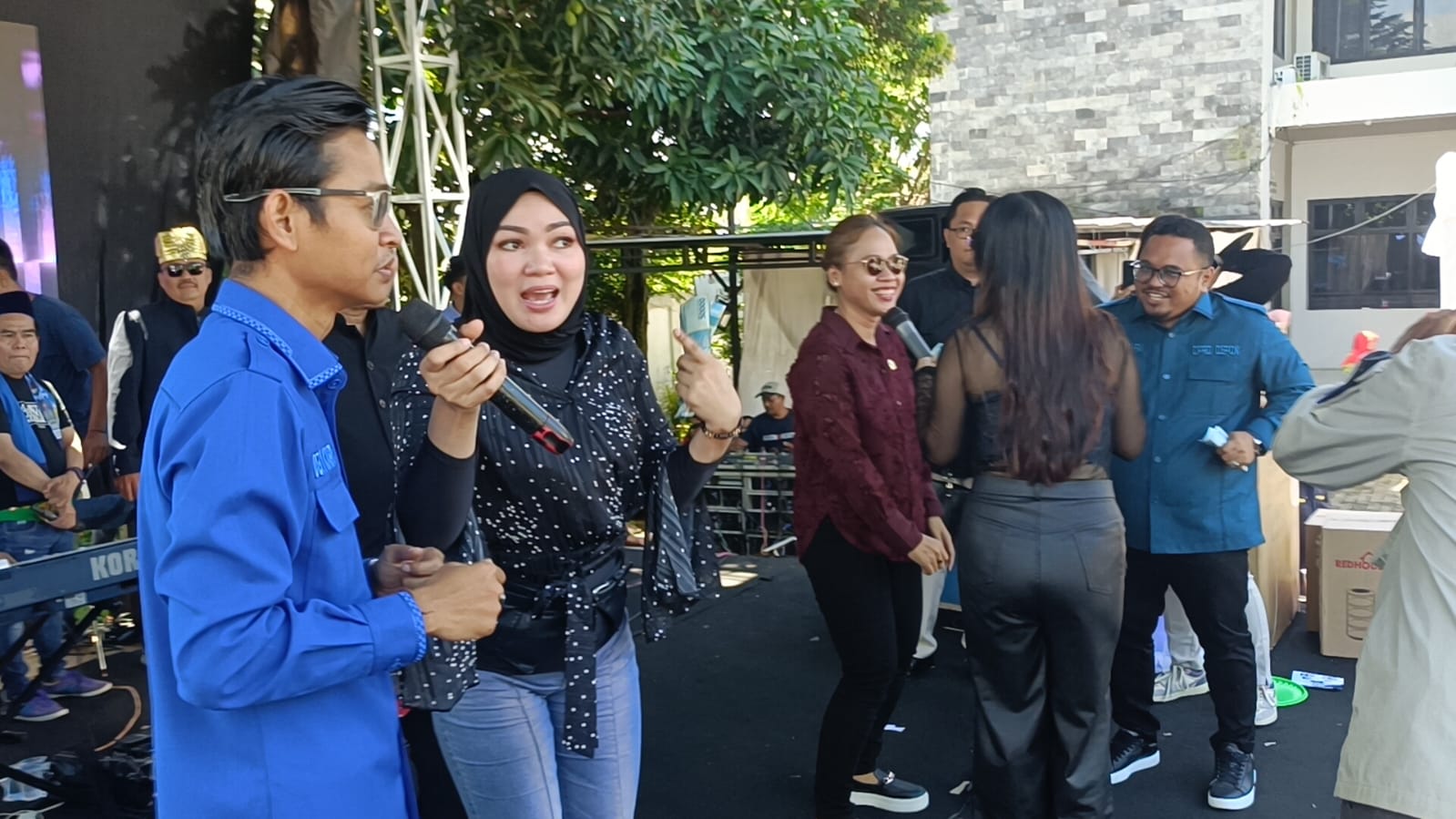 Anggota DPRD Kota Depok Ikut Nyawer saat Berlangsung Keriaan di Kecamatan Bojongsari