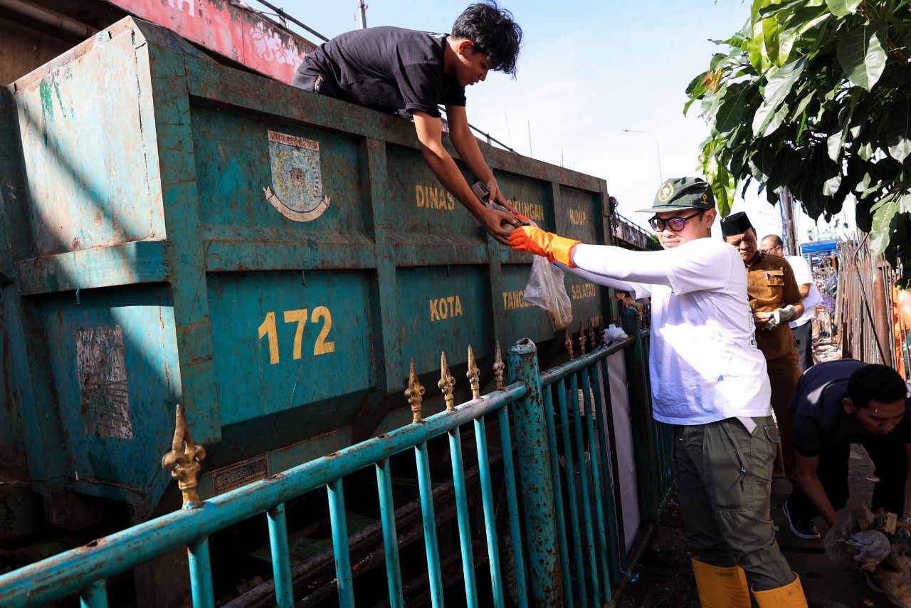 PKL Bawah Flyover Trotoar Pasar Ciputat Ditertibkan