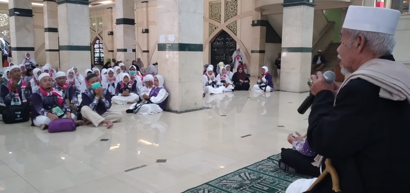 Jemaah Haji KBIH Daarul Hikmah Tangsel Tiba di Tanah Air dengan Selamat, Keluarga Sambut Haru