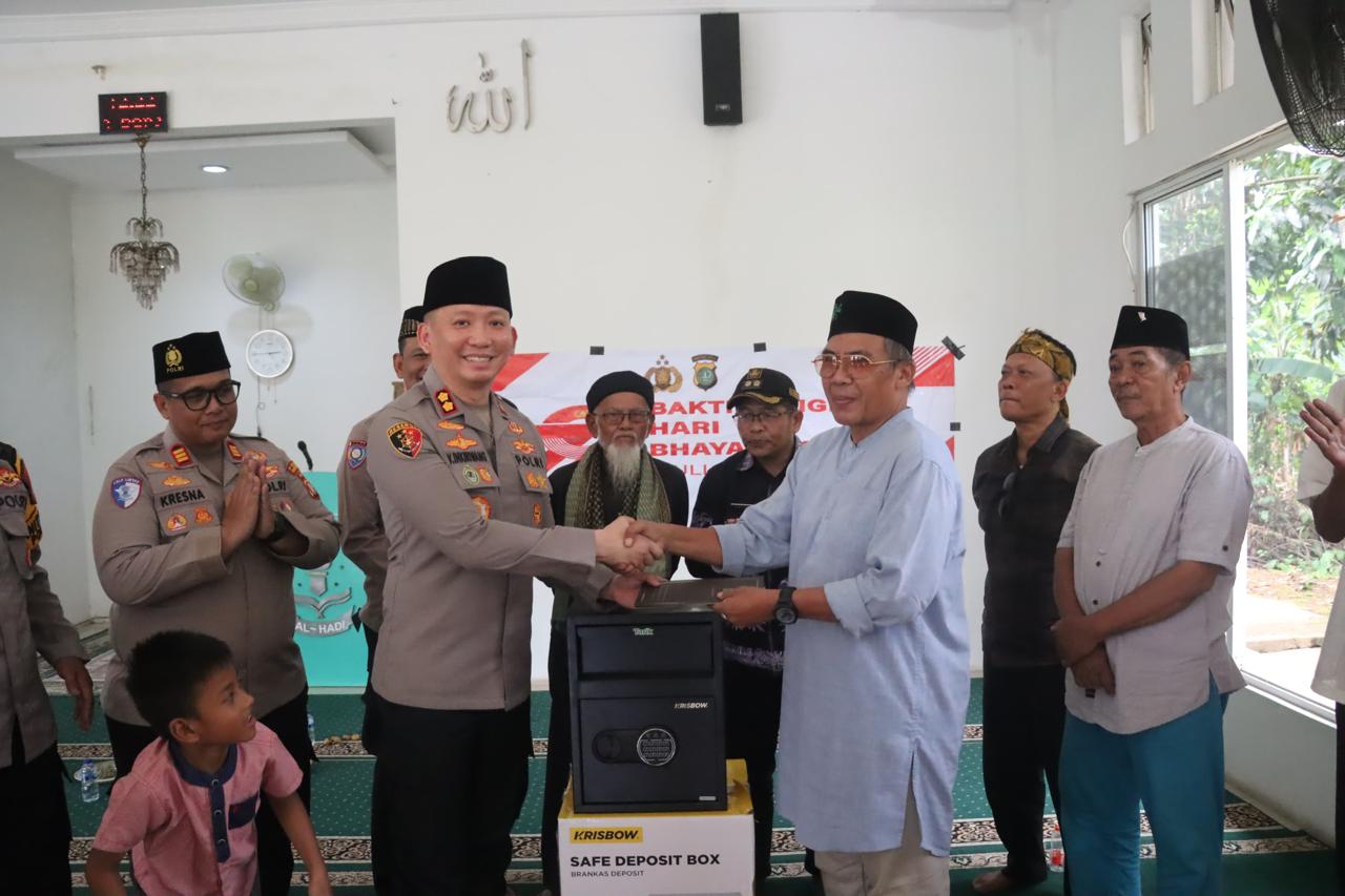 Hari Bhayangkara ke 79, Kapolres Tangsel Serahkan Kotak Amal ke Masjid Al-Hadi
