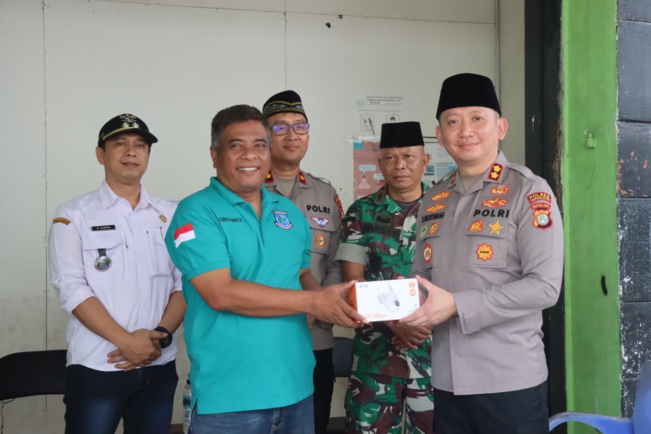 Pos Kamling RW 08 di Cireundeu Terima Bantuan CCTV dari Polres Tangsel