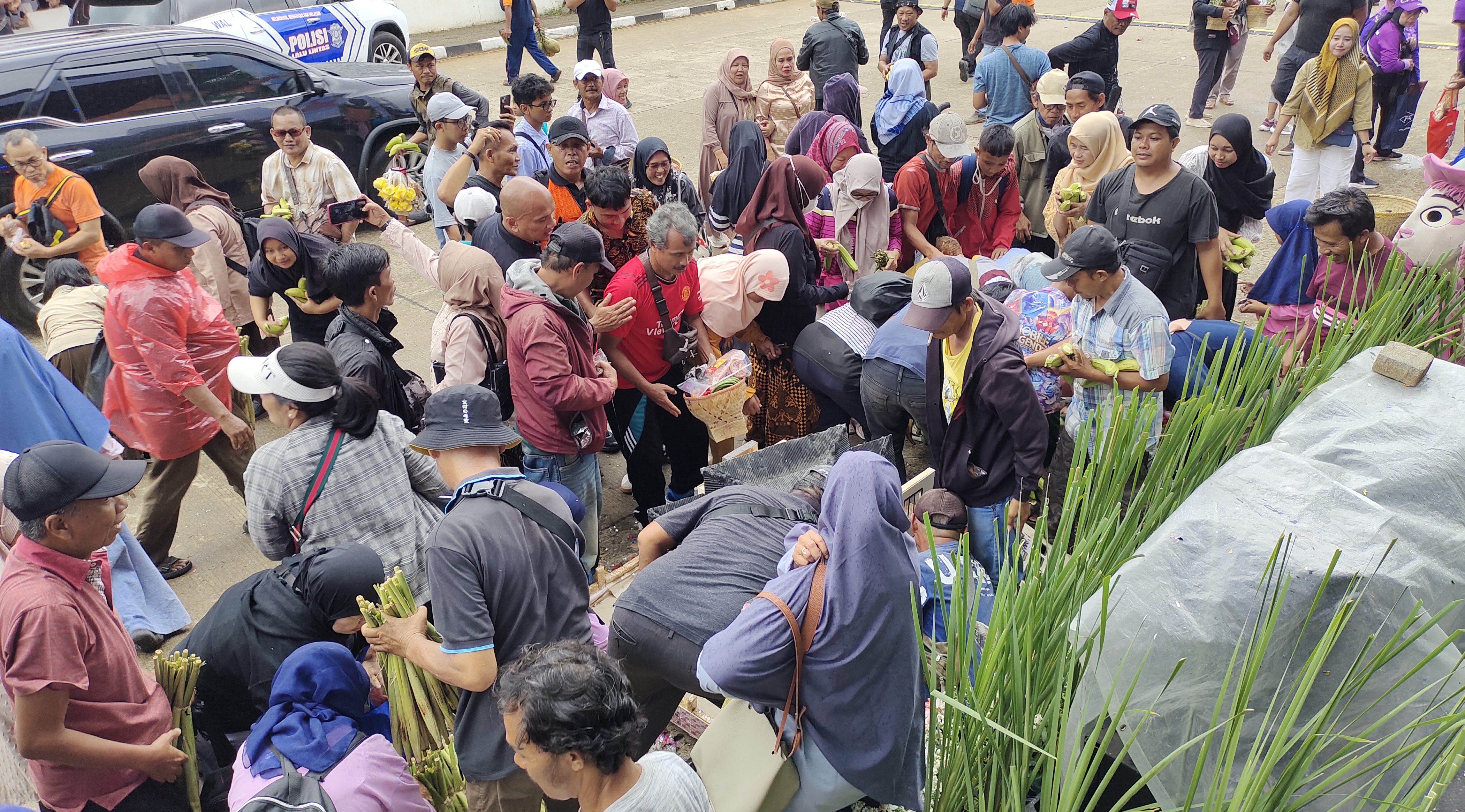 Puncak HUT ke-543 Kabupaten Bogor Dimeriahkan Helaran Budaya, Warga Berebut Hasil Bumi