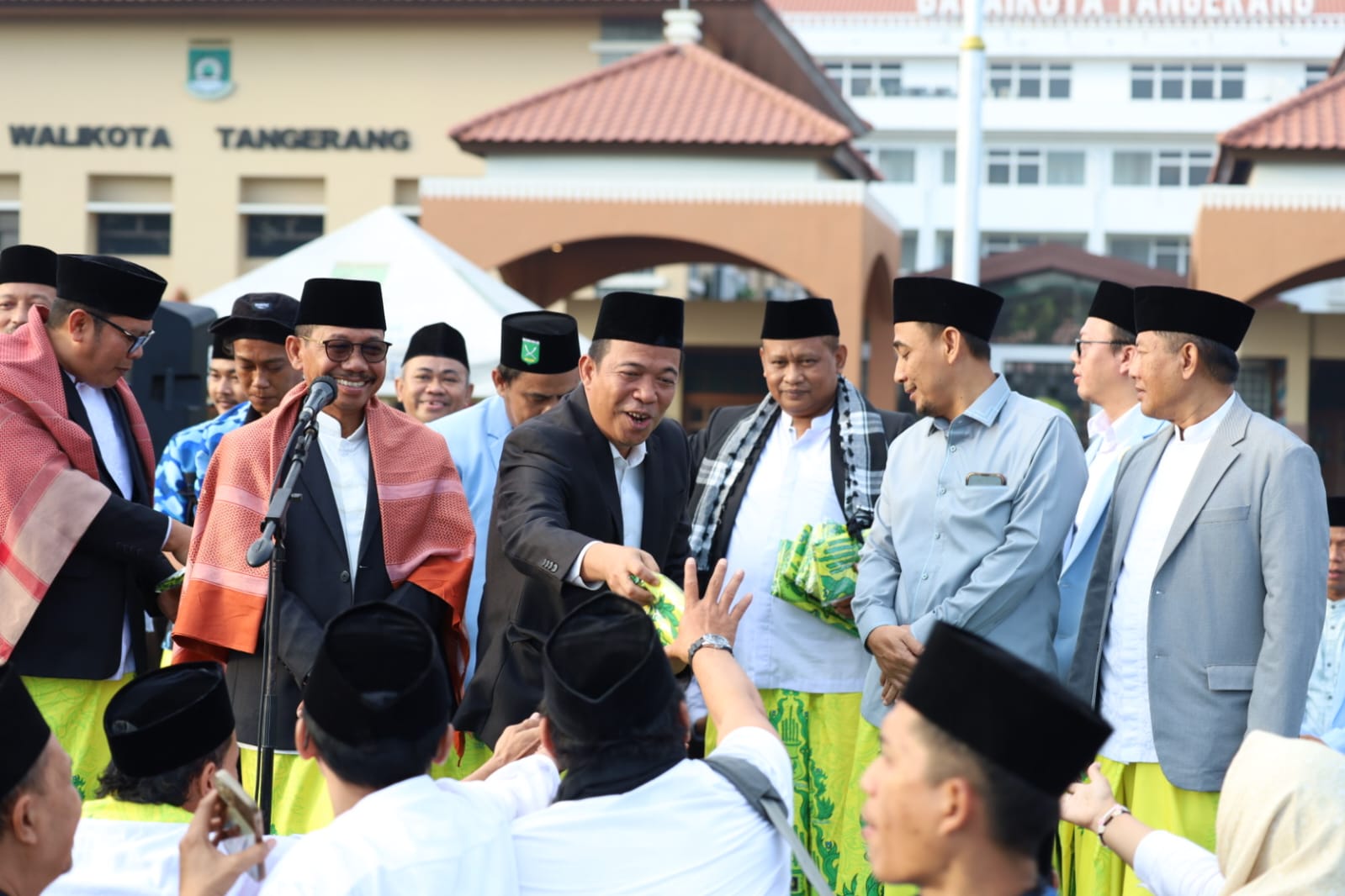 Ketua DPRD Ikuti Jalan Sarungan Batik Tetengger