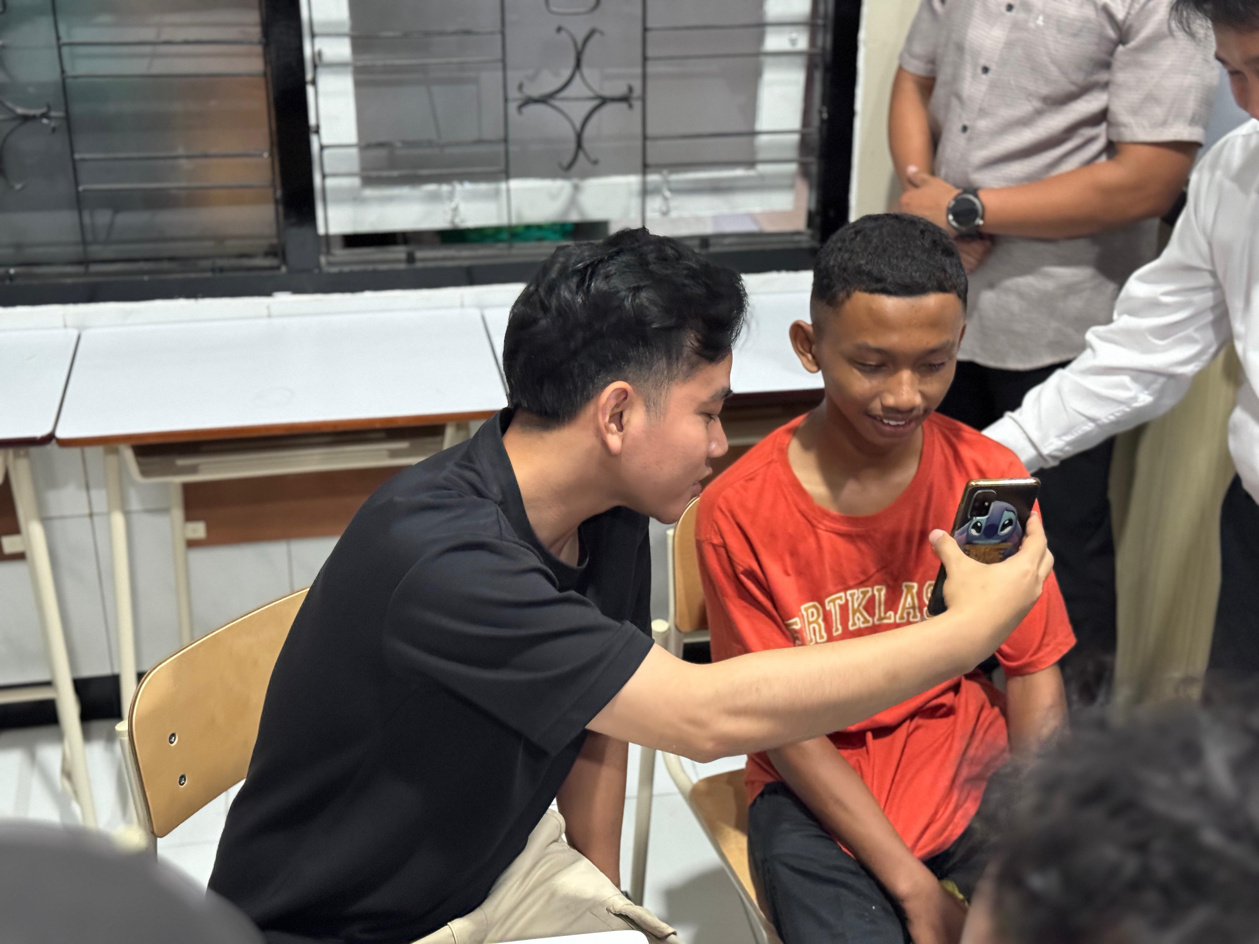 Wapres Pantau Sekolah Rakyat Malam Hari, Tak Lupa Bawa Makanan untuk Siswa