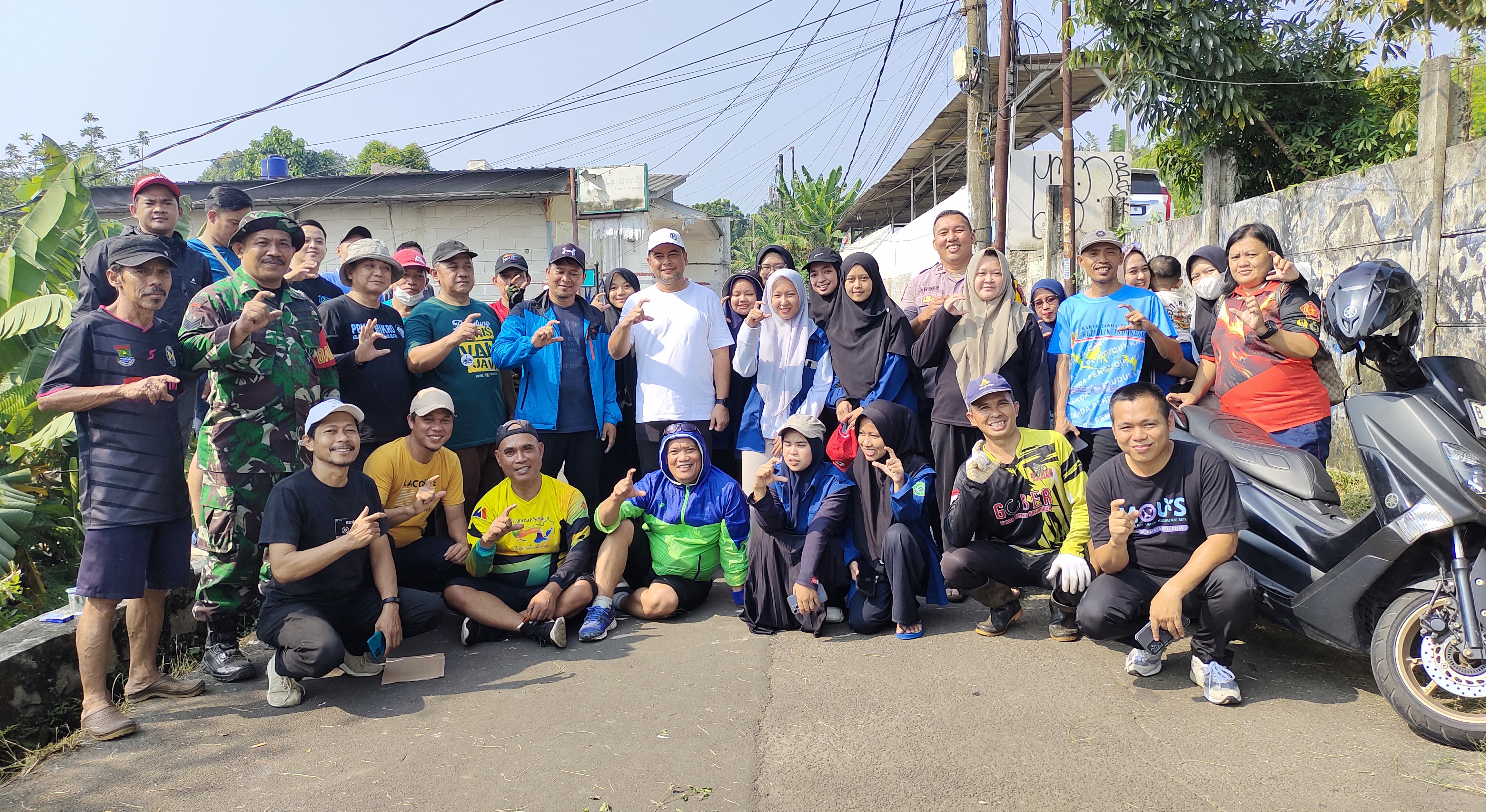 Antisipasi Cuaca Ekstrem, Camat Setu Gerakkan Kerja Bakti Serentak di Enam Kelurahan