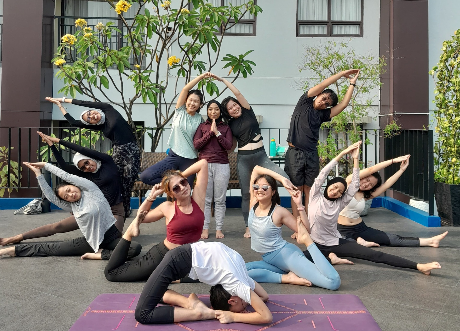Yoga Pagi\" Rise and Shine\" di Atria Residences: Sehat, Bugar dan Penuh Energi