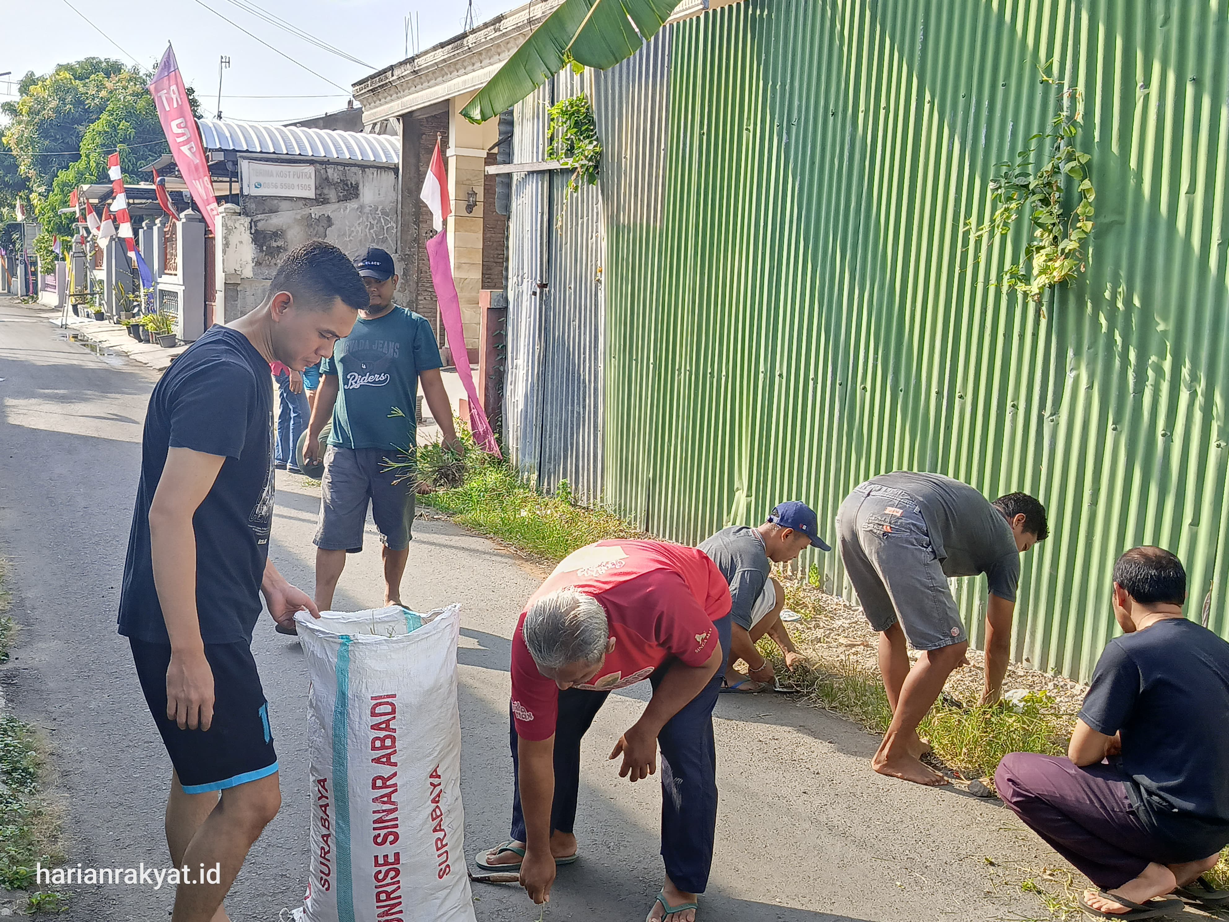 Warga Mojoroto Kota Kediri Rame-Rame Gotong Royong Bersihkan Lingkungan