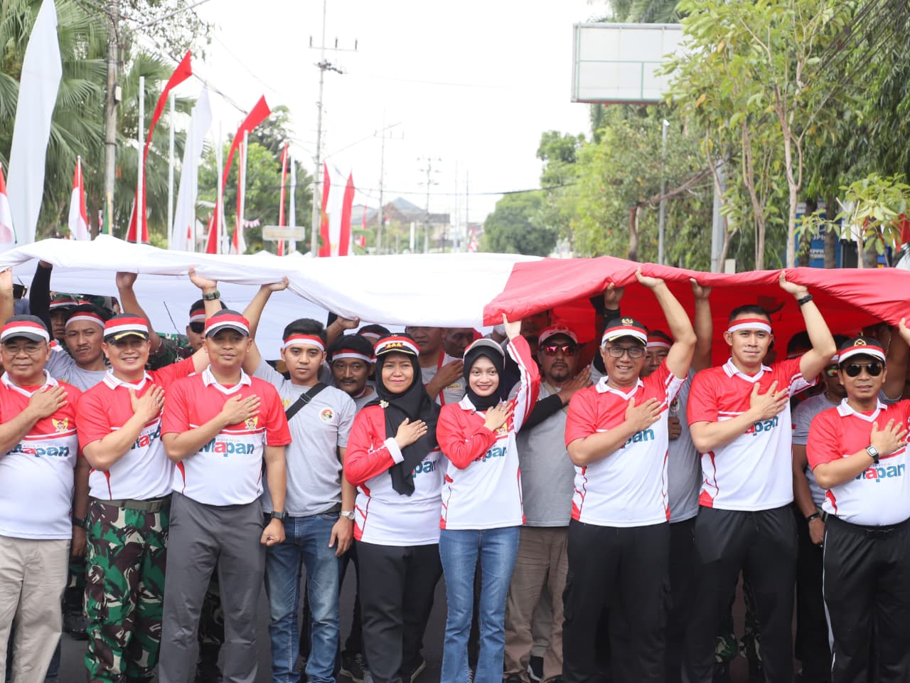 Kirab Merah Putih Raksasa Meriahkan HUT ke-80 RI di Kota Kediri