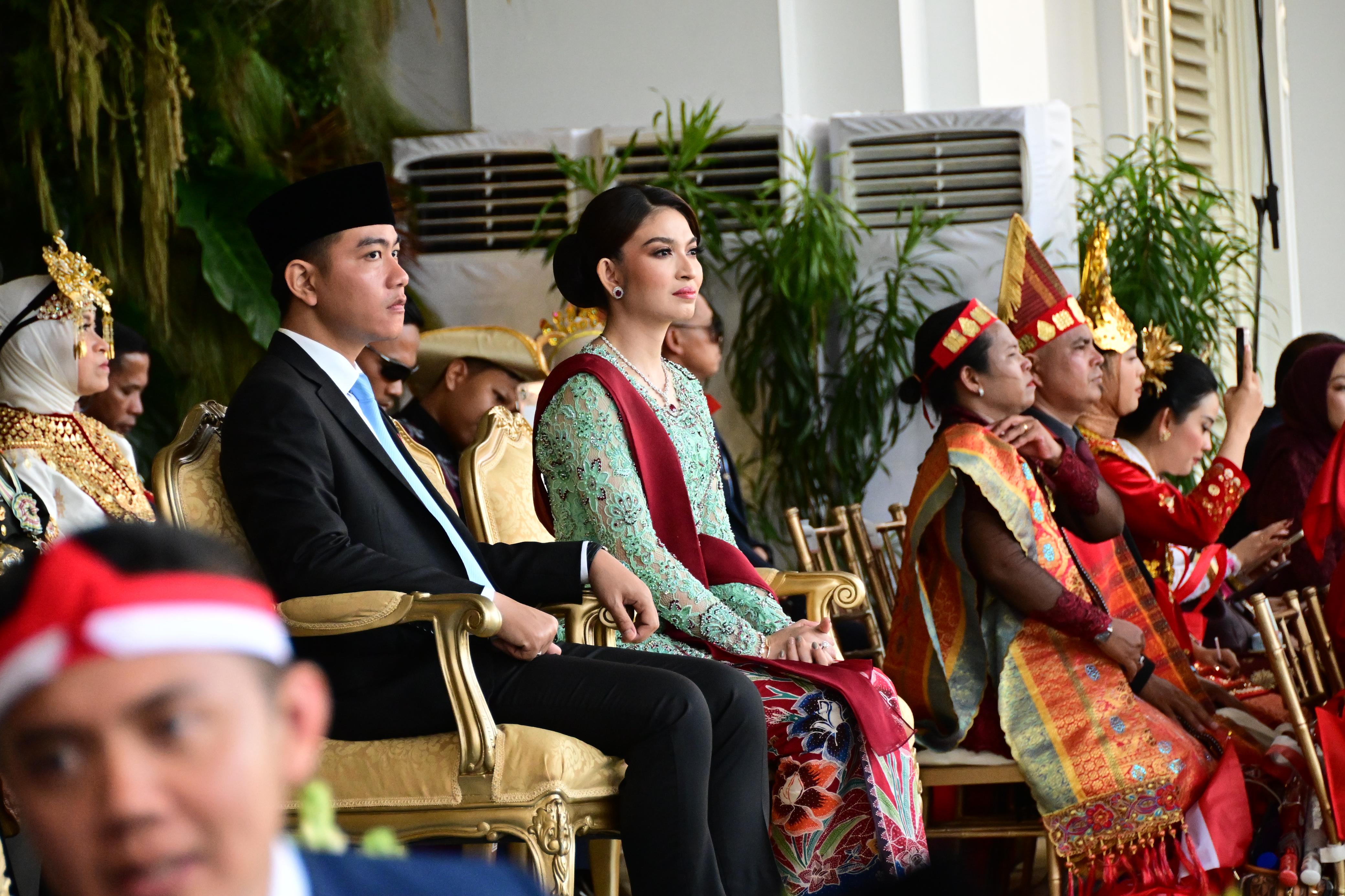 Upacara Penurunan Bendera HUT ke-80 RI di Istana Merdeka, Wapres Penuh Khidmat