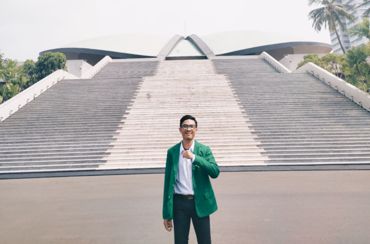 \"Indonesia yang Kita Genggam: Manifesto Kaum Muda untuk Kemerdekaan yang Sejati\"