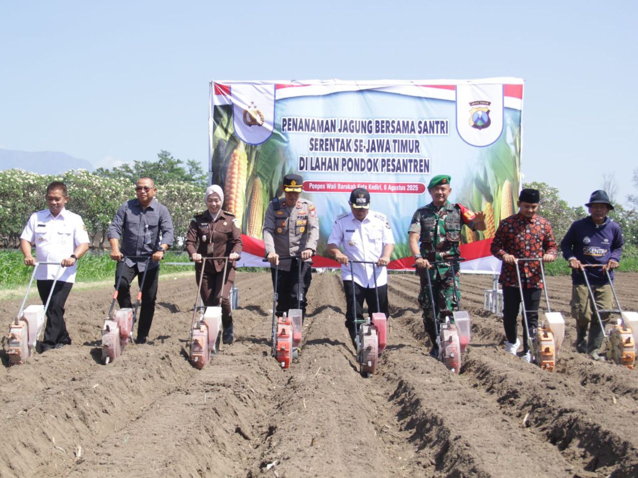 Dukung Swasembada Pangan, Wakapolres Kediri Kota Tanam Jagung Bareng SantriÂ 