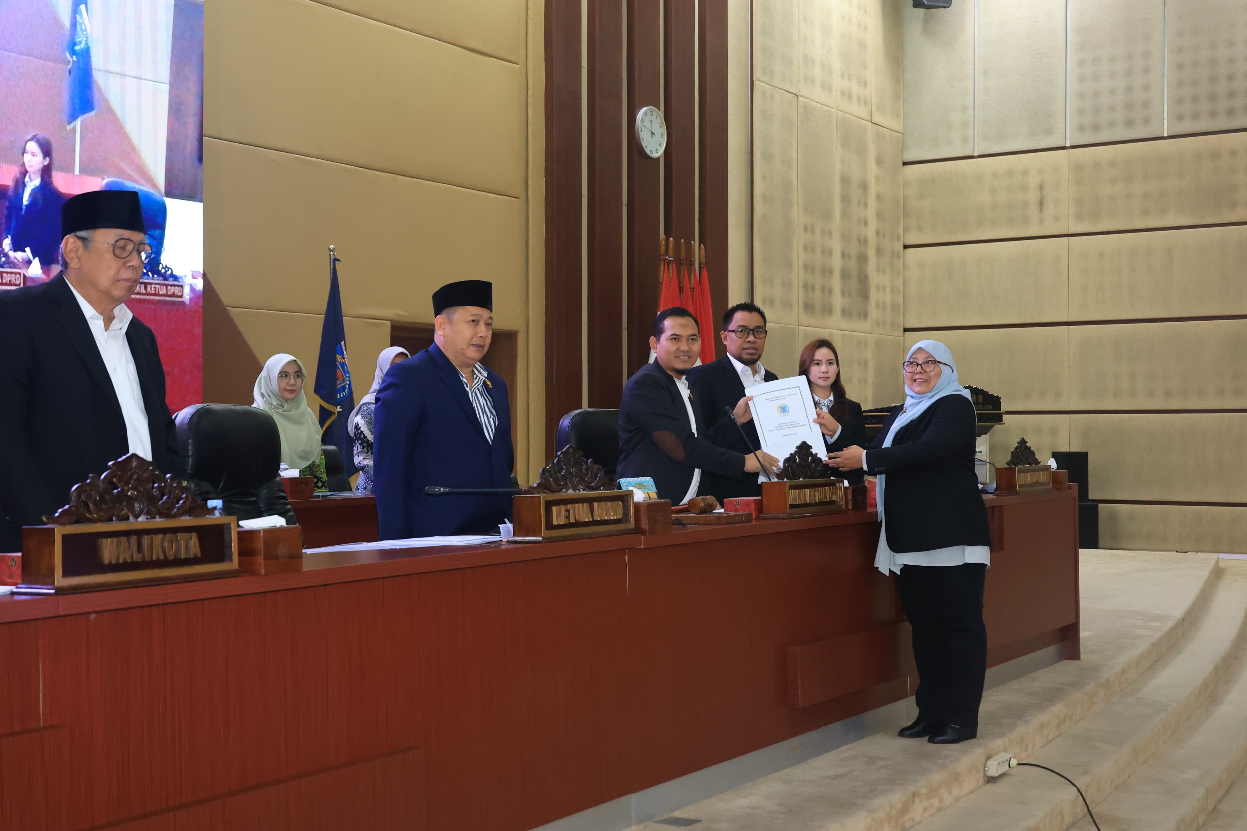 DPRD Tangsel Serahkan Raperda Fasilitasi Penyelenggaraan Pesantren ke Wali Kota